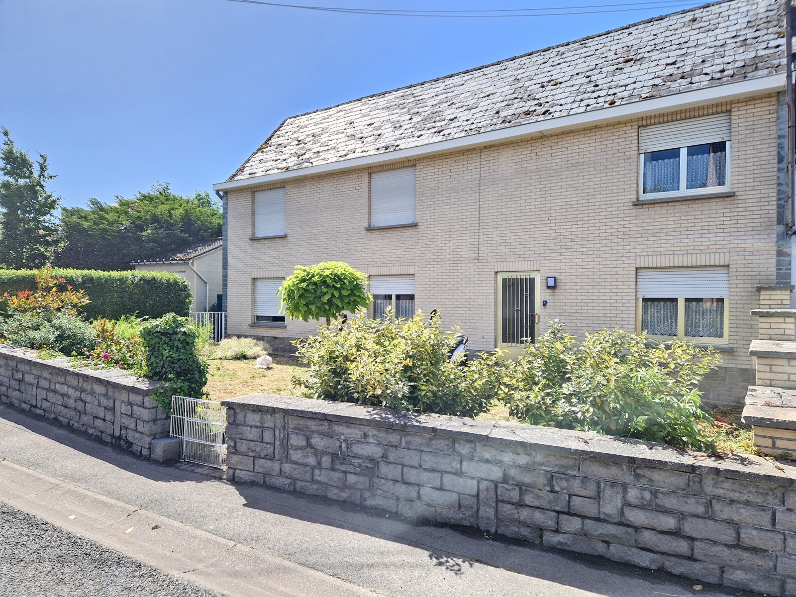 Ruim en licht, deze woning is ideaal gelegen in een rustige straat in het centrum van Frasnes, met een onmiddellijke toegang tot alle voorzieningen. <br />
Op het gelijkvloers bevinden zich een inkomhal die toegang geeft tot een salon, een eetkamer, een uitgeruste keuken en een ontbijthoek. U vindt er ook een douchekamer met wasruimte (douche, lavabo, wc) en een slaapkamer.<br />
Op de eerste verdieping wachten een nachthal en 3 slaapkamers op u.<br />
Met een terras en een tuin, samen goed voor 8a 37ca, biedt deze woning een ideale leefomgeving voor uw gezin.<br />
Kelder, garage voor één wagen, buitenparking, centrale verwarming op stookolie + pelletkachel, EPC F (nr. 20220518031645).<br />
*Prijs onder voorbehoud van aanvaarding door de verkopers.