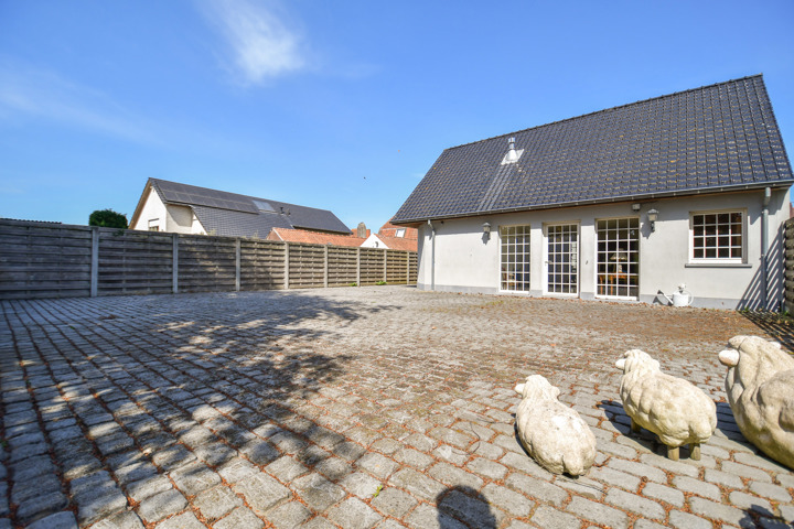 Prachtige woning met grote tuin en dubbele garage