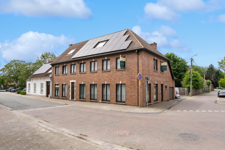 Eigendom met woning, appartement, voormalig bankkantoor en tuin