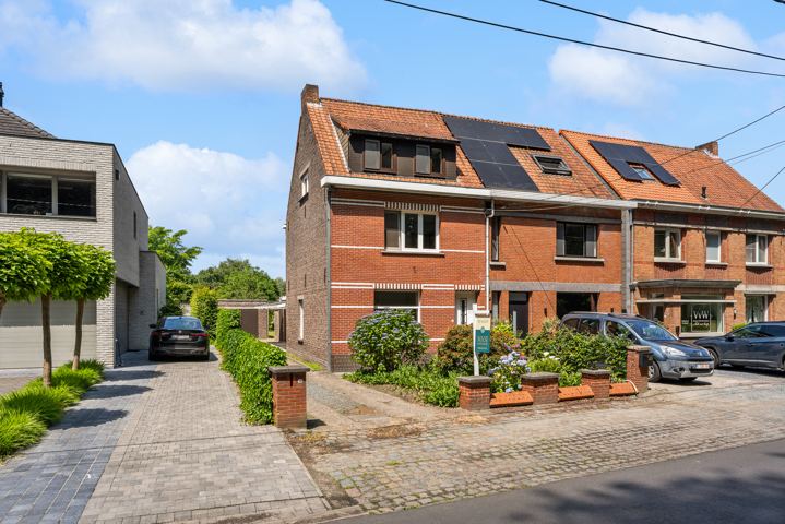 Half open bebouwing met leuke tuin