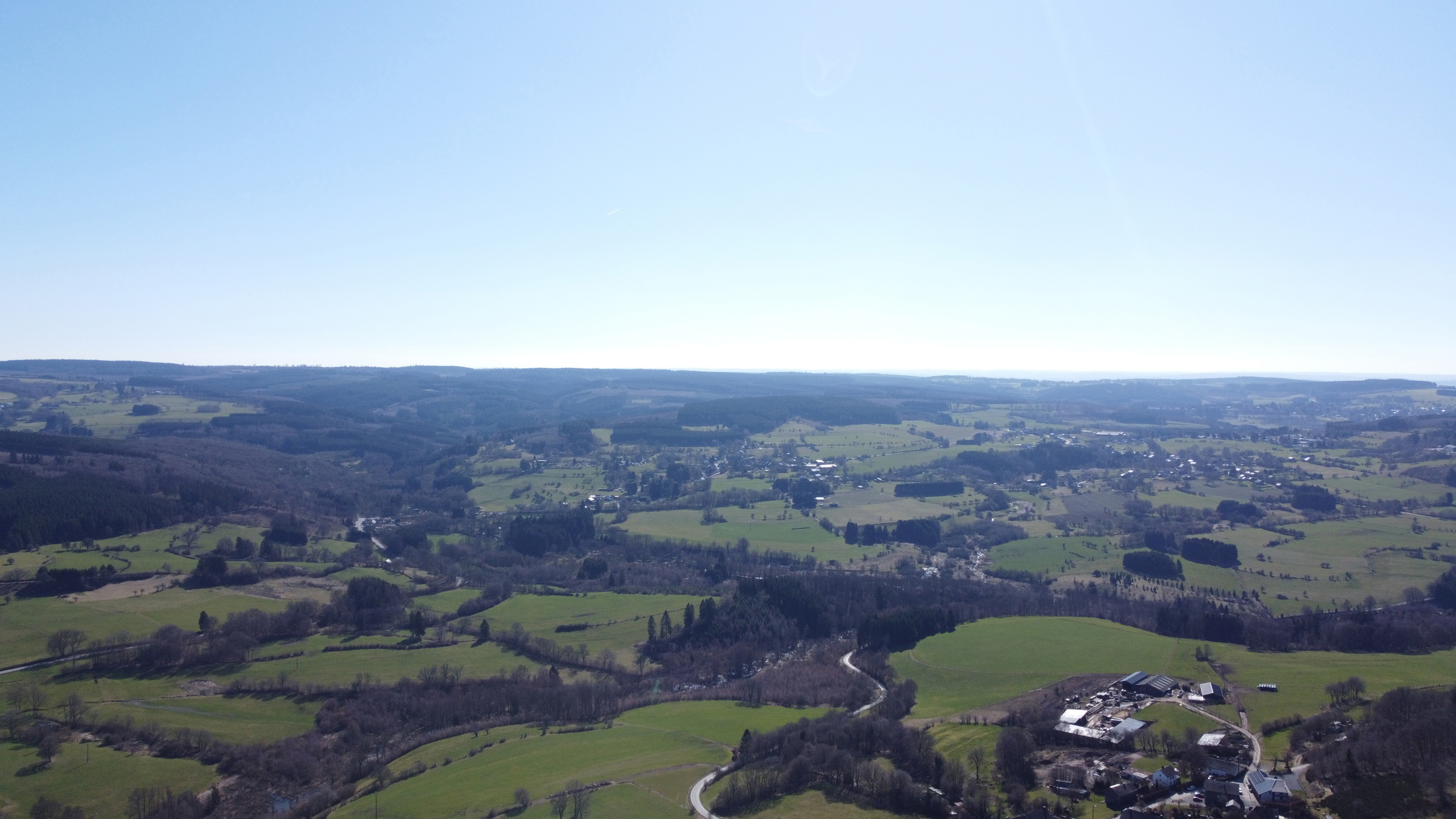 Uitzonderlijk gelegen bouwgrond op zuidgerichte heuvel met panoramisch verzicht, in het charmante Grandmenil (Manhay). – foto 4