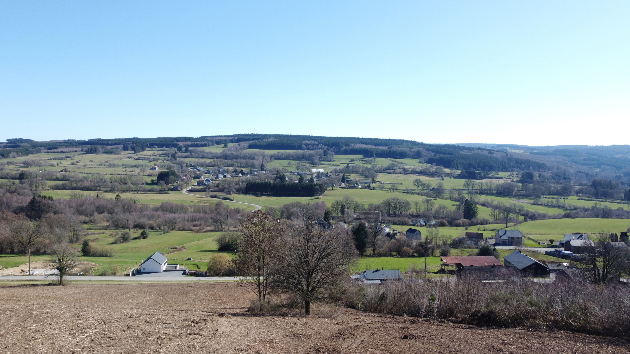 Uitzonderlijk gelegen bouwgrond op zuidgerichte heuvel met panoramisch verzicht, in het charmante Grandmenil (Manhay). – foto 3