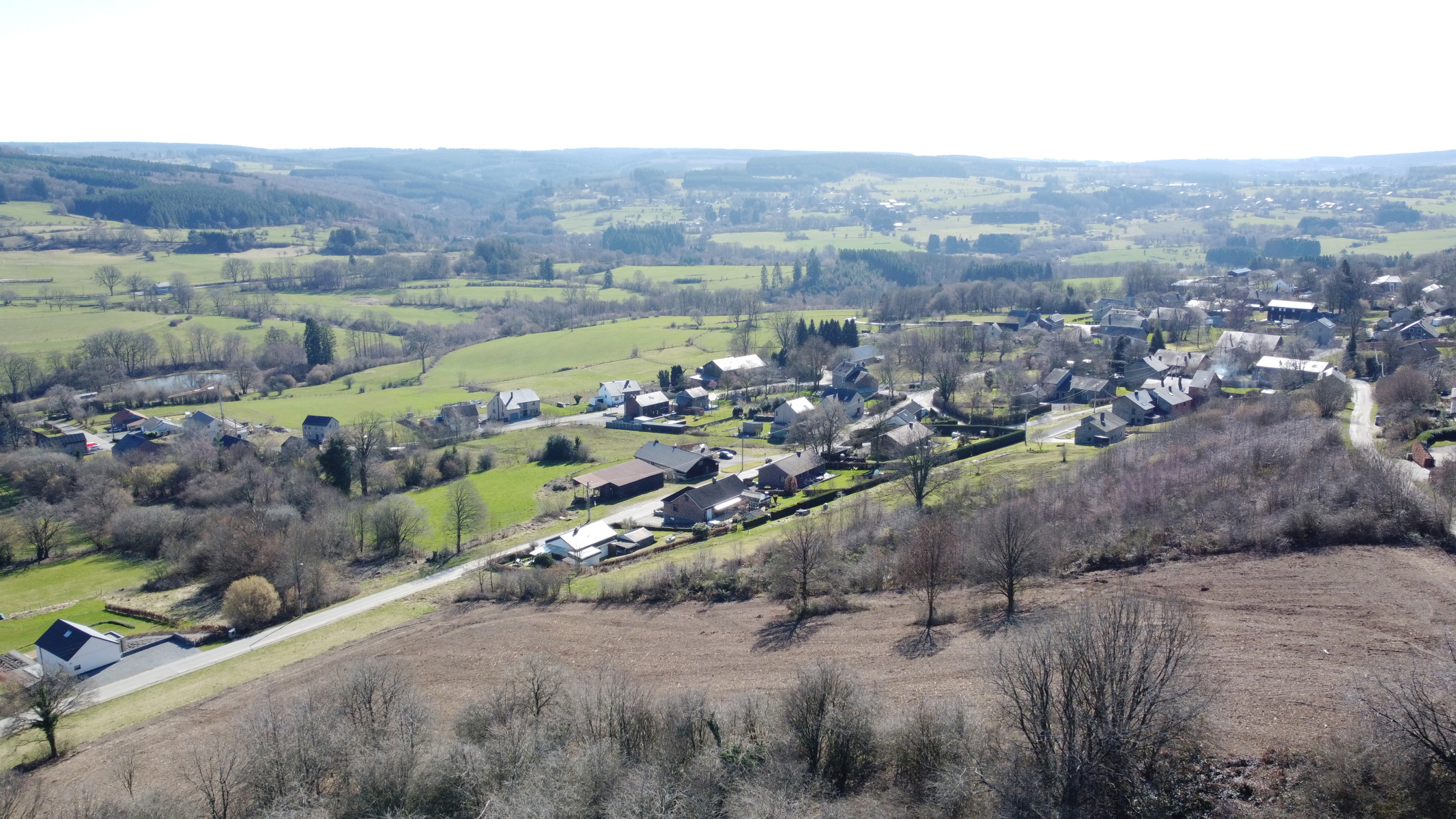 Uitzonderlijk gelegen bouwgrond op zuidgerichte heuvel met panoramisch verzicht, in het charmante Grandmenil (Manhay). – foto 2