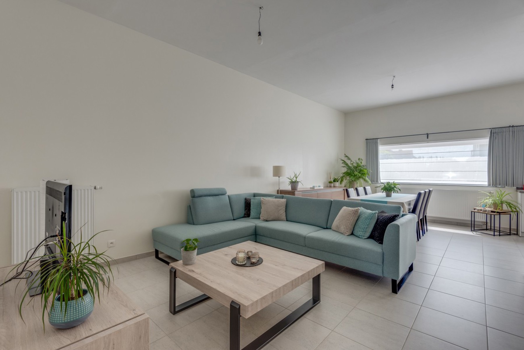 In dit gelijksvloers appartement is het zeker aangenaam wonen, dankzij de vele lichtinval, de hedendaagse woonkwaliteit (zeer zuinig in verbruik) en de twee ruime slaapkamers ! U geniet er van een hedendaagse inrichting met volledig uitgeruste keuken met bijhorende berging.Een royaal salon met eetruimte en het voordeel van een privatief terras aan de achterzijde van het appartement, zodat U van heel wat ruimte en maximale privacy geniet !De twee slaapkamers zijn telkens ruim genoeg om een dubbel bed te plaatsen en de badkamer is voorzien van een comfortabele douche met lavabomeubel, ook de aansluitingen voor wasmachine en droogkast zijn voorzien ! Achteraan beschikt U ook over een privatieve staanplaats en een fietsen- en vuilnisberging ! Stuur ons je motivatiebrief en we contacteren je om een bezoek in te plannen : via info@immoyes.be !www.immoyes.be – foto 1