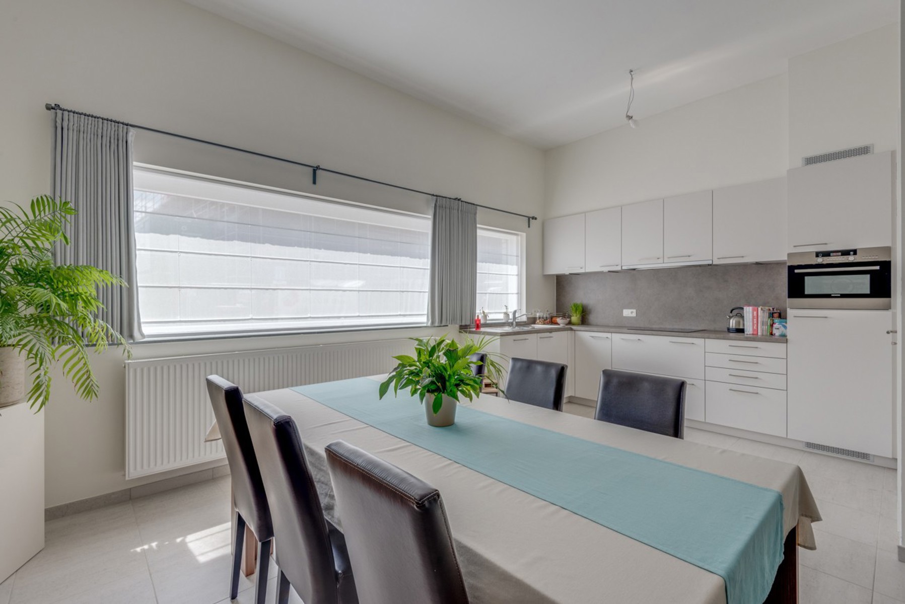 In dit gelijksvloers appartement is het zeker aangenaam wonen, dankzij de vele lichtinval, de hedendaagse woonkwaliteit (zeer zuinig in verbruik) en de twee ruime slaapkamers ! U geniet er van een hedendaagse inrichting met volledig uitgeruste keuken met bijhorende berging.Een royaal salon met eetruimte en het voordeel van een privatief terras aan de achterzijde van het appartement, zodat U van heel wat ruimte en maximale privacy geniet !De twee slaapkamers zijn telkens ruim genoeg om een dubbel bed te plaatsen en de badkamer is voorzien van een comfortabele douche met lavabomeubel, ook de aansluitingen voor wasmachine en droogkast zijn voorzien ! Achteraan beschikt U ook over een privatieve staanplaats en een fietsen- en vuilnisberging ! Stuur ons je motivatiebrief en we contacteren je om een bezoek in te plannen : via info@immoyes.be !www.immoyes.be – foto 2