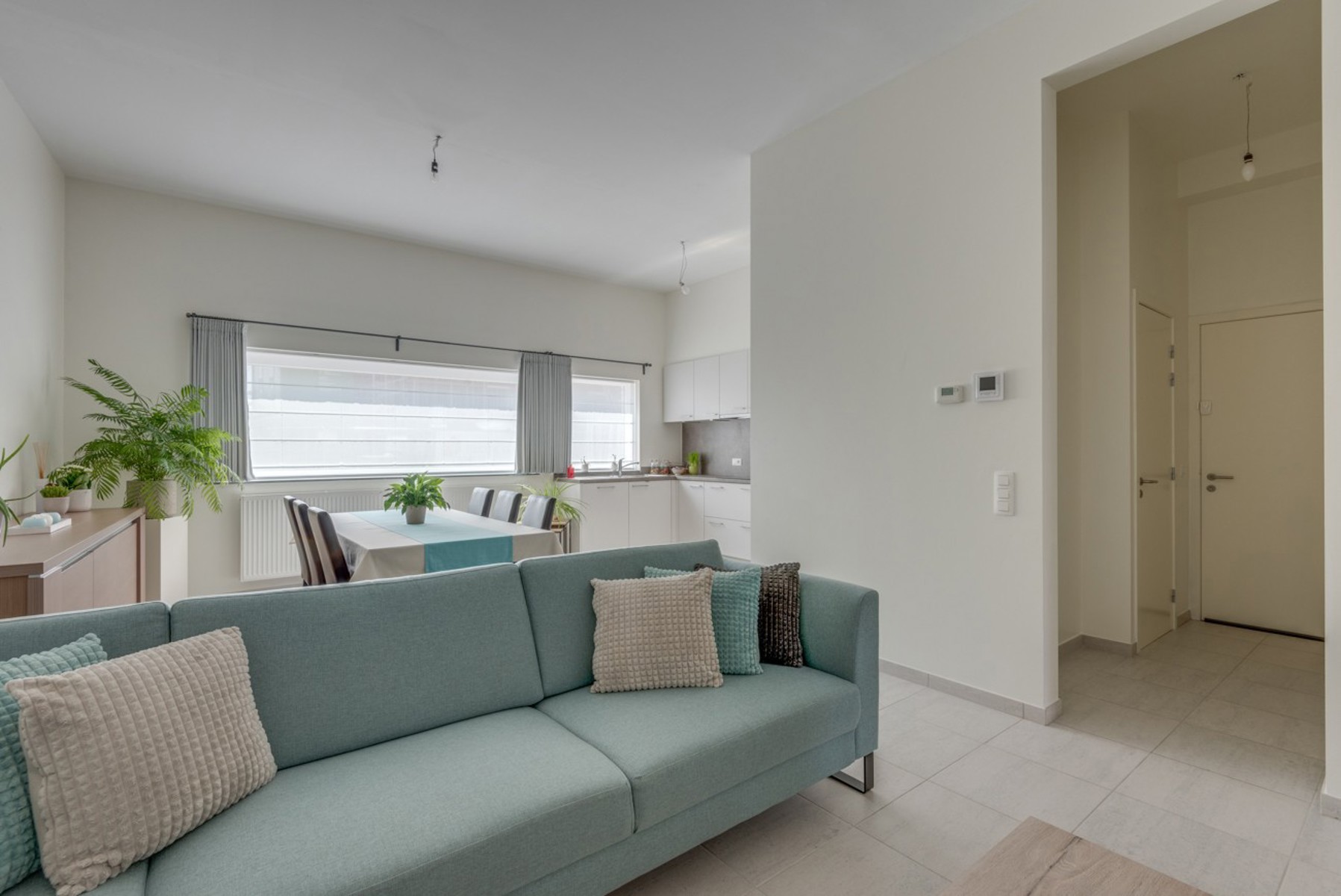 In dit gelijksvloers appartement is het zeker aangenaam wonen, dankzij de vele lichtinval, de hedendaagse woonkwaliteit (zeer zuinig in verbruik) en de twee ruime slaapkamers ! U geniet er van een hedendaagse inrichting met volledig uitgeruste keuken met bijhorende berging.Een royaal salon met eetruimte en het voordeel van een privatief terras aan de achterzijde van het appartement, zodat U van heel wat ruimte en maximale privacy geniet !De twee slaapkamers zijn telkens ruim genoeg om een dubbel bed te plaatsen en de badkamer is voorzien van een comfortabele douche met lavabomeubel, ook de aansluitingen voor wasmachine en droogkast zijn voorzien ! Achteraan beschikt U ook over een privatieve staanplaats en een fietsen- en vuilnisberging ! Stuur ons je motivatiebrief en we contacteren je om een bezoek in te plannen : via info@immoyes.be !www.immoyes.be – foto 3