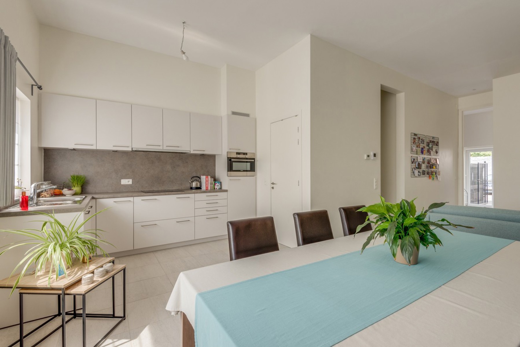 In dit gelijksvloers appartement is het zeker aangenaam wonen, dankzij de vele lichtinval, de hedendaagse woonkwaliteit (zeer zuinig in verbruik) en de twee ruime slaapkamers ! U geniet er van een hedendaagse inrichting met volledig uitgeruste keuken met bijhorende berging.Een royaal salon met eetruimte en het voordeel van een privatief terras aan de achterzijde van het appartement, zodat U van heel wat ruimte en maximale privacy geniet !De twee slaapkamers zijn telkens ruim genoeg om een dubbel bed te plaatsen en de badkamer is voorzien van een comfortabele douche met lavabomeubel, ook de aansluitingen voor wasmachine en droogkast zijn voorzien ! Achteraan beschikt U ook over een privatieve staanplaats en een fietsen- en vuilnisberging ! Stuur ons je motivatiebrief en we contacteren je om een bezoek in te plannen : via info@immoyes.be !www.immoyes.be – foto 4