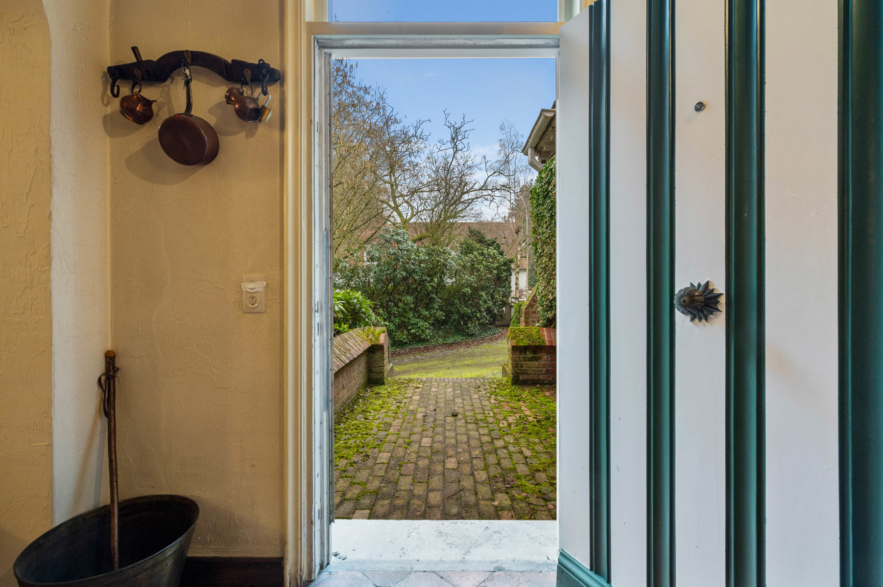VILLA met 7 slaapkamers op uiterst gegeerde residentiële locatie in Kortrijk Deze authentieke en charmante villa, die zich onderscheidt door haar statige uitstraling, tijdloos karakter en aangename woonomgeving ademt kwaliteit en elegantie uit, met een architectuur die haar historische waarde en eigenheid op een vanzelfsprekende manier behoudt.Deze eigendom betreft een solide en karaktervolle villa, ontworpen met aandacht voor ruimte, harmonische verhoudingen voor een zalige synergie in levenskwaliteit. De bestaande indeling en architecturale lijnen bieden een sterke basis voor wie op zoek is naar een woning met uitstraling, authenticiteit en potentieel. De villa is gelegen in een gegeerde groene omgeving en geniet tegelijk van een uiterst vlotte bereikbaarheid naar het centrum van Kortrijk, belangrijke toegangswegen en voorzieningen. Een locatie die charme en discretie combineert met stedelijke nabijheid.Een zeldzame opportuniteit voor wie waarde hecht aan karaktervol wonen op topligging, waar ligging en levensstijl samenkomen in een coherent en hoogwaardig geheel.Wie wil kan een totale ontzorging hebben naar renovatie door de samenwerking met Cobras Architecten (meer info op verzoek).Contacteer Moena LANGENRAEDT : 056/520.780info@immoyes.bewww.immoyes.be – foto 4
