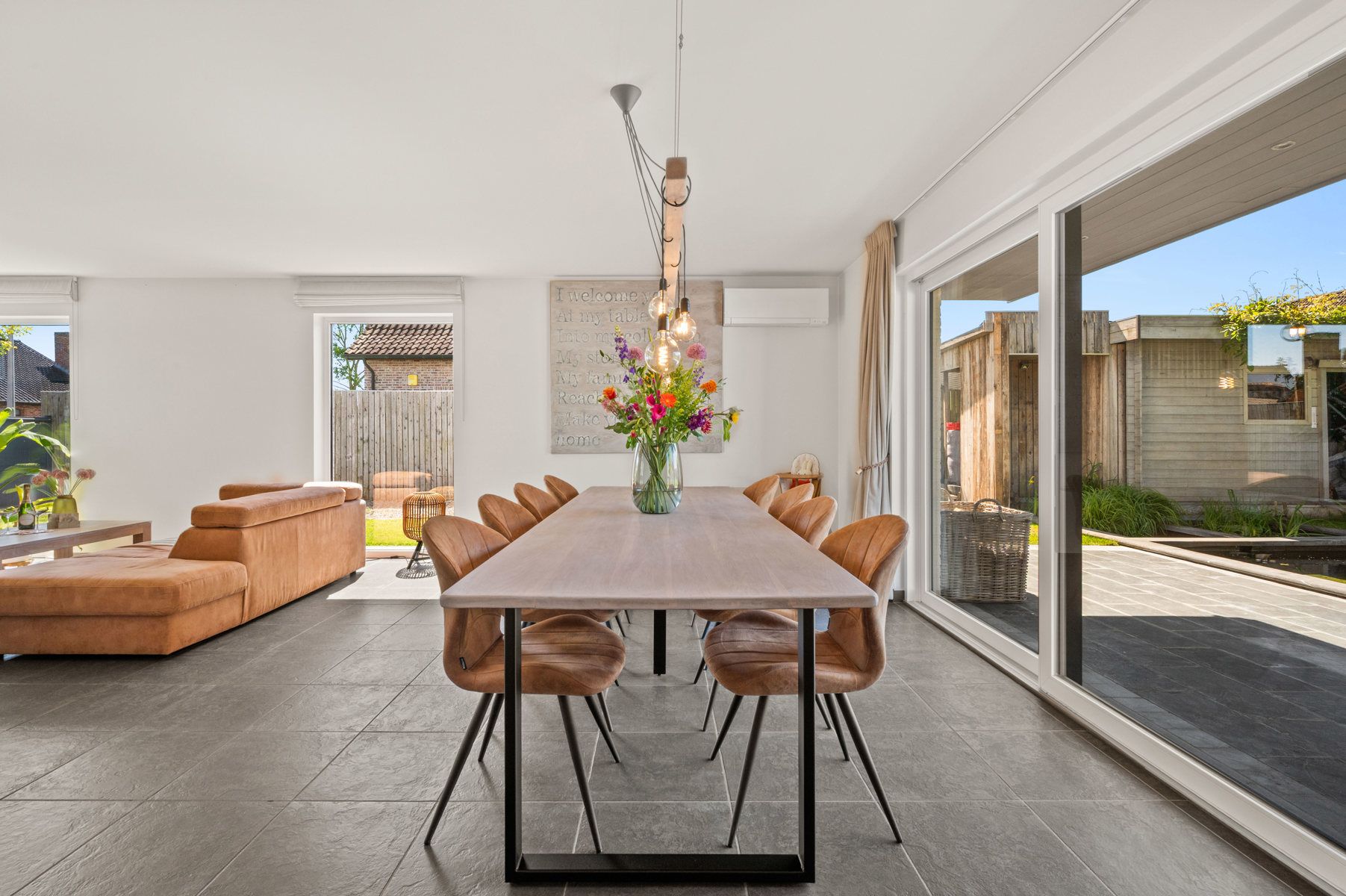 Knappe eigentijdse villa met zwemvijver én praktijkruimte waar wonen en werken perfect gecombineerd kan worden dankzij de extra praktijkruimte !Bezoekmoment : vrijdag 19 en zaterdag 20 juni mits afspraak ! De woning biedt lichtrijke leefruimtes met zicht op de zonnige tuin en het zwembad (8 x 3 m, diepte 1,40 m). Leefkeuken met kwalitatieve inbouwtoestellen, waaronder een steamer. Vier volwaardige slaapkamers en een comfortabele badkamer met zowel ligbad als douche.Praktijkruimte is volledig ingericht met een eigen keuken en badkamer, waardoor tal van mogelijkheden ontstaan voor vrije beroepen, kangoeroewonen of een zelfstandige activiteit.Comfort is hier overal aanwezig dankzij centrale verwarming op aardgas, airconditioning in de volledige woning en praktijkruimte én een gezellige speksteenkachel die zorgt voor extra sfeer en aangename warmte. Ontspannen kan bovendien in de eigen sauna. Afgewerkt met massief parket in praktijk en slaapkamers, screens aan alle slaapkamerramen en praktijk, zonneluifel aan keuken, regenput van 15.000 L, elec conform en klaar voor laadpaal, volledig afgesloten tuin, dubbele garage met sectionale poort.Een ruim tuinhuis en een uitzonderlijk grote oprit met plaats voor maar liefst 10 wagens met brede zijpoort naast de woning.Een unieke eigendom waar ruimte, comfort, privacy en multifunctionaliteit hand in hand gaan!Instelprijs : 695.000 euro Bel of mail voor je afspraak : 056/520.780info@immoyes.bewww.immoyes.be – foto 4
