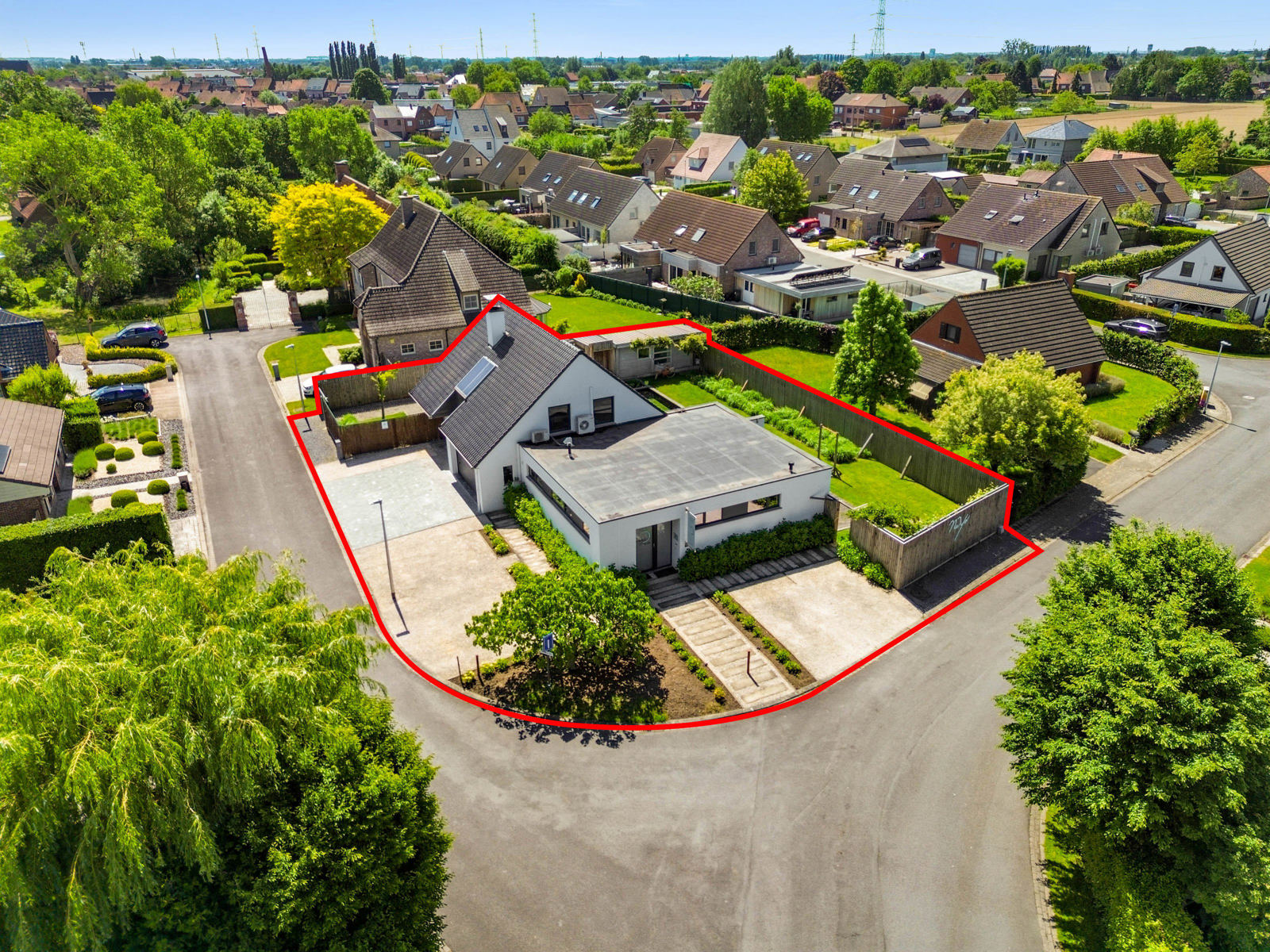 Knappe eigentijdse villa met zwemvijver én praktijkruimte waar wonen en werken perfect gecombineerd kan worden dankzij de extra praktijkruimte !Bezoekmoment : vrijdag 19 en zaterdag 20 juni mits afspraak ! De woning biedt lichtrijke leefruimtes met zicht op de zonnige tuin en het zwembad (8 x 3 m, diepte 1,40 m). Leefkeuken met kwalitatieve inbouwtoestellen, waaronder een steamer. Vier volwaardige slaapkamers en een comfortabele badkamer met zowel ligbad als douche.Praktijkruimte is volledig ingericht met een eigen keuken en badkamer, waardoor tal van mogelijkheden ontstaan voor vrije beroepen, kangoeroewonen of een zelfstandige activiteit.Comfort is hier overal aanwezig dankzij centrale verwarming op aardgas, airconditioning in de volledige woning en praktijkruimte én een gezellige speksteenkachel die zorgt voor extra sfeer en aangename warmte. Ontspannen kan bovendien in de eigen sauna. Afgewerkt met massief parket in praktijk en slaapkamers, screens aan alle slaapkamerramen en praktijk, zonneluifel aan keuken, regenput van 15.000 L, elec conform en klaar voor laadpaal, volledig afgesloten tuin, dubbele garage met sectionale poort.Een ruim tuinhuis en een uitzonderlijk grote oprit met plaats voor maar liefst 10 wagens met brede zijpoort naast de woning.Een unieke eigendom waar ruimte, comfort, privacy en multifunctionaliteit hand in hand gaan!Instelprijs : 695.000 euro Bel of mail voor je afspraak : 056/520.780info@immoyes.bewww.immoyes.be – foto 2