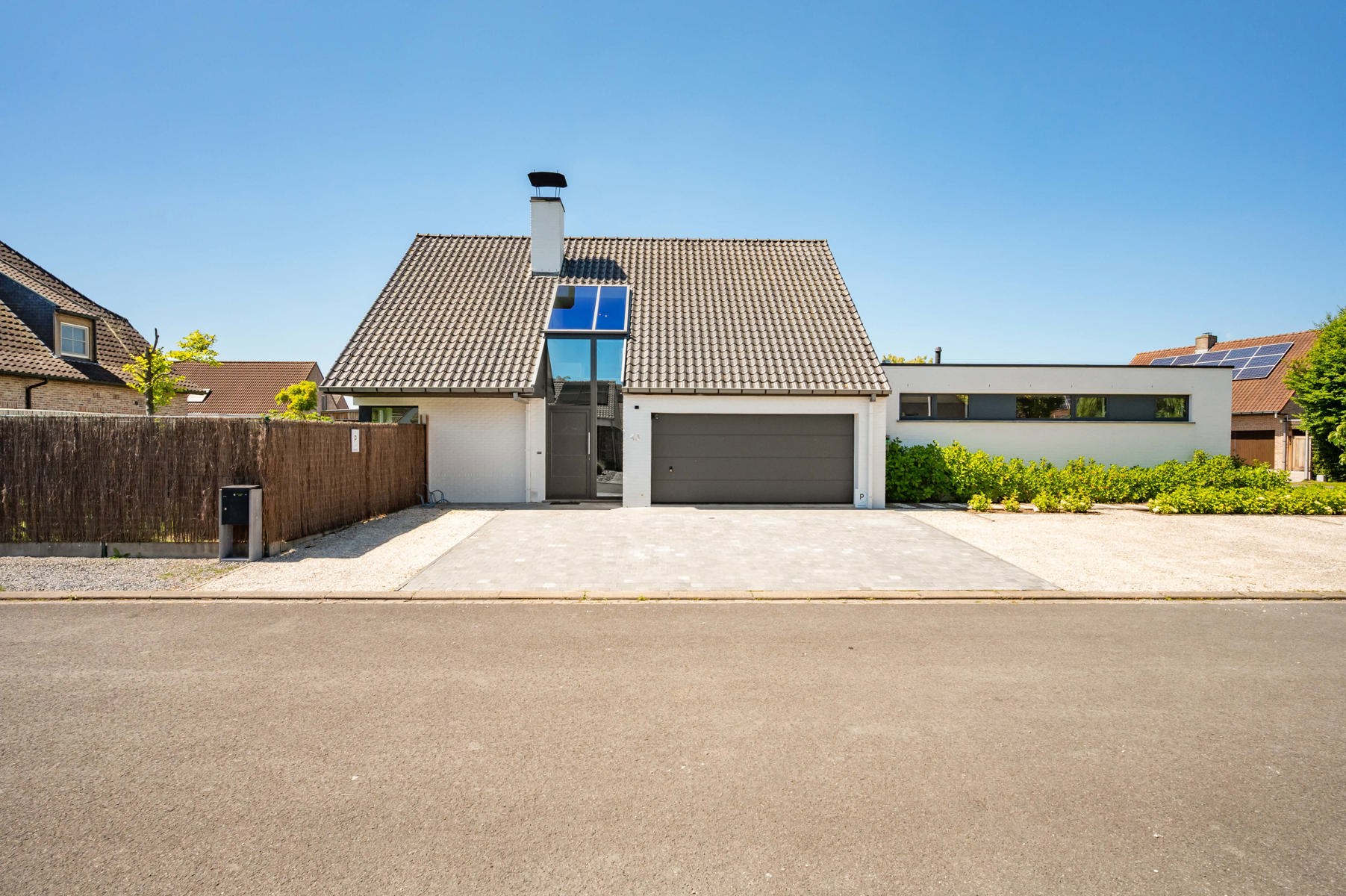 Knappe eigentijdse villa met zwemvijver én praktijkruimte waar wonen en werken perfect gecombineerd kan worden dankzij de extra praktijkruimte !Bezoekmoment : vrijdag 19 en zaterdag 20 juni mits afspraak ! De woning biedt lichtrijke leefruimtes met zicht op de zonnige tuin en het zwembad (8 x 3 m, diepte 1,40 m). Leefkeuken met kwalitatieve inbouwtoestellen, waaronder een steamer. Vier volwaardige slaapkamers en een comfortabele badkamer met zowel ligbad als douche.Praktijkruimte is volledig ingericht met een eigen keuken en badkamer, waardoor tal van mogelijkheden ontstaan voor vrije beroepen, kangoeroewonen of een zelfstandige activiteit.Comfort is hier overal aanwezig dankzij centrale verwarming op aardgas, airconditioning in de volledige woning en praktijkruimte én een gezellige speksteenkachel die zorgt voor extra sfeer en aangename warmte. Ontspannen kan bovendien in de eigen sauna. Afgewerkt met massief parket in praktijk en slaapkamers, screens aan alle slaapkamerramen en praktijk, zonneluifel aan keuken, regenput van 15.000 L, elec conform en klaar voor laadpaal, volledig afgesloten tuin, dubbele garage met sectionale poort.Een ruim tuinhuis en een uitzonderlijk grote oprit met plaats voor maar liefst 10 wagens met brede zijpoort naast de woning.Een unieke eigendom waar ruimte, comfort, privacy en multifunctionaliteit hand in hand gaan!Instelprijs : 695.000 euro Bel of mail voor je afspraak : 056/520.780info@immoyes.bewww.immoyes.be – foto 3