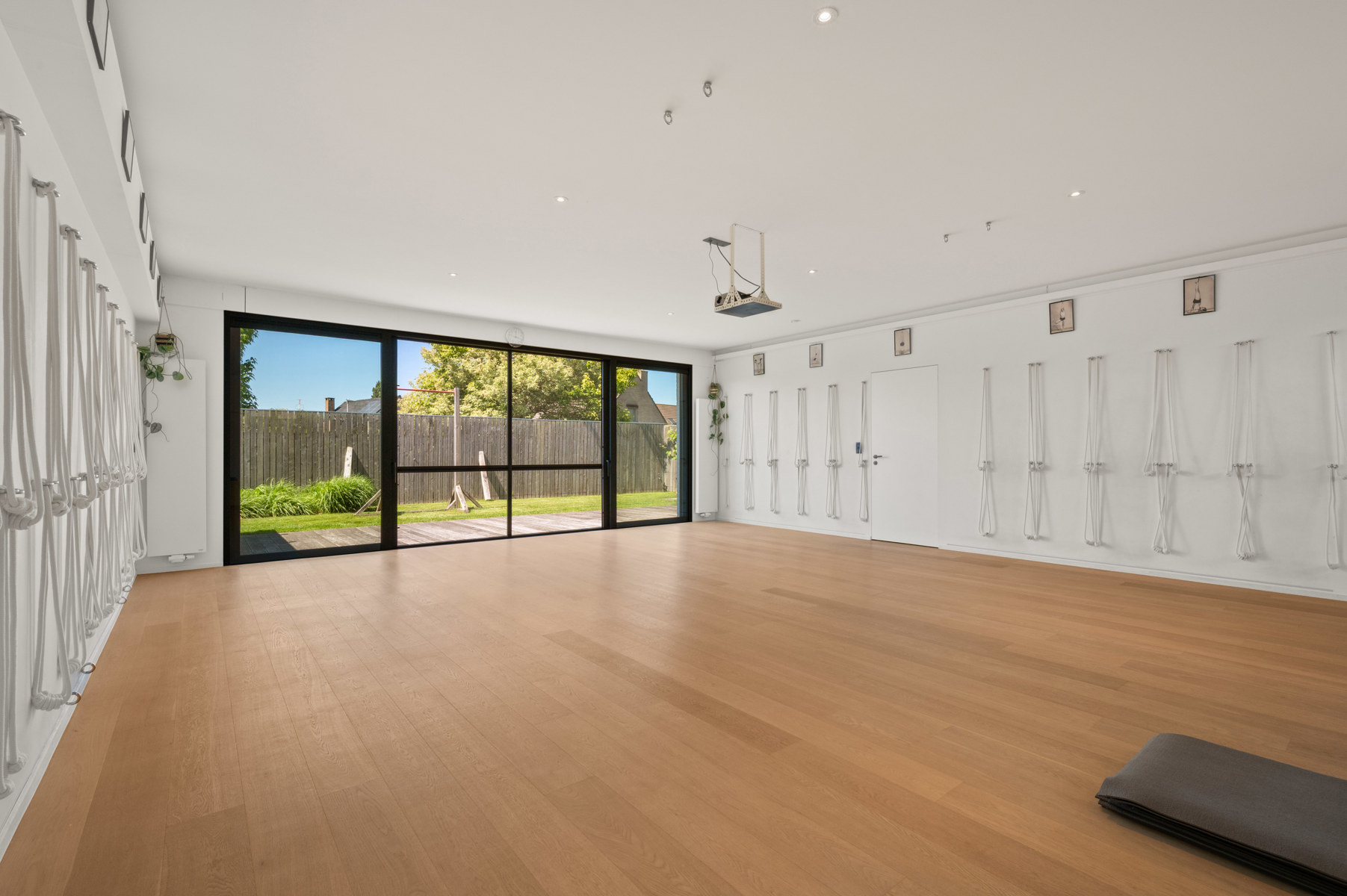 Knappe eigentijdse villa met zwemvijver én praktijkruimte waar wonen en werken perfect gecombineerd kan worden dankzij de extra praktijkruimte !Bezoekmoment : vrijdag 19 en zaterdag 20 juni mits afspraak ! De woning biedt lichtrijke leefruimtes met zicht op de zonnige tuin en het zwembad (8 x 3 m, diepte 1,40 m). Leefkeuken met kwalitatieve inbouwtoestellen, waaronder een steamer. Vier volwaardige slaapkamers en een comfortabele badkamer met zowel ligbad als douche.Praktijkruimte is volledig ingericht met een eigen keuken en badkamer, waardoor tal van mogelijkheden ontstaan voor vrije beroepen, kangoeroewonen of een zelfstandige activiteit.Comfort is hier overal aanwezig dankzij centrale verwarming op aardgas, airconditioning in de volledige woning en praktijkruimte én een gezellige speksteenkachel die zorgt voor extra sfeer en aangename warmte. Ontspannen kan bovendien in de eigen sauna. Afgewerkt met massief parket in praktijk en slaapkamers, screens aan alle slaapkamerramen en praktijk, zonneluifel aan keuken, regenput van 15.000 L, elec conform en klaar voor laadpaal, volledig afgesloten tuin, dubbele garage met sectionale poort.Een ruim tuinhuis en een uitzonderlijk grote oprit met plaats voor maar liefst 10 wagens met brede zijpoort naast de woning.Een unieke eigendom waar ruimte, comfort, privacy en multifunctionaliteit hand in hand gaan!Instelprijs : 695.000 euro Bel of mail voor je afspraak : 056/520.780info@immoyes.bewww.immoyes.be – foto 2
