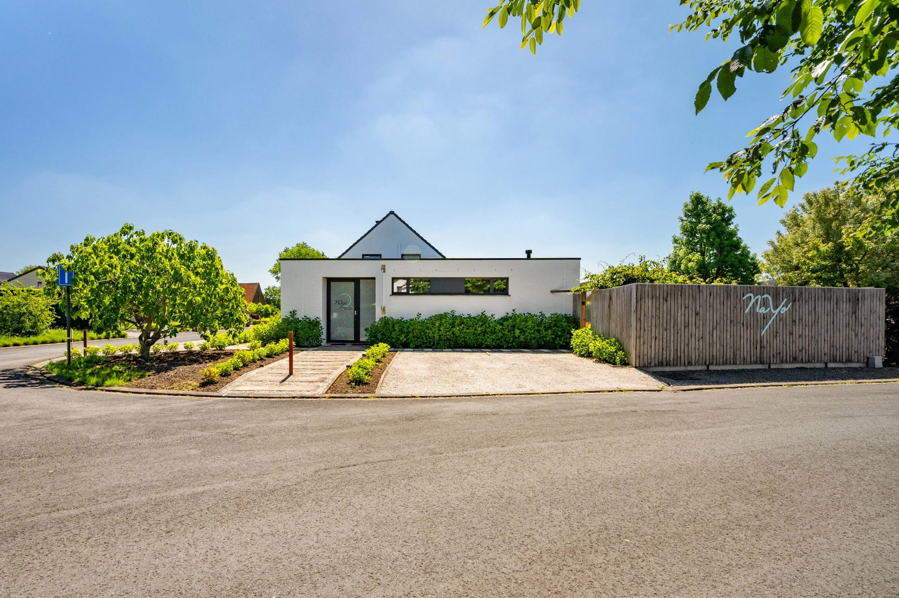 Knappe eigentijdse villa met zwemvijver én praktijkruimte waar wonen en werken perfect gecombineerd kan worden dankzij de extra praktijkruimte !Bezoekmoment : vrijdag 19 en zaterdag 20 juni mits afspraak ! De woning biedt lichtrijke leefruimtes met zicht op de zonnige tuin en het zwembad (8 x 3 m, diepte 1,40 m). Leefkeuken met kwalitatieve inbouwtoestellen, waaronder een steamer. Vier volwaardige slaapkamers en een comfortabele badkamer met zowel ligbad als douche.Praktijkruimte is volledig ingericht met een eigen keuken en badkamer, waardoor tal van mogelijkheden ontstaan voor vrije beroepen, kangoeroewonen of een zelfstandige activiteit.Comfort is hier overal aanwezig dankzij centrale verwarming op aardgas, airconditioning in de volledige woning en praktijkruimte én een gezellige speksteenkachel die zorgt voor extra sfeer en aangename warmte. Ontspannen kan bovendien in de eigen sauna. Afgewerkt met massief parket in praktijk en slaapkamers, screens aan alle slaapkamerramen en praktijk, zonneluifel aan keuken, regenput van 15.000 L, elec conform en klaar voor laadpaal, volledig afgesloten tuin, dubbele garage met sectionale poort.Een ruim tuinhuis en een uitzonderlijk grote oprit met plaats voor maar liefst 10 wagens met brede zijpoort naast de woning.Een unieke eigendom waar ruimte, comfort, privacy en multifunctionaliteit hand in hand gaan!Instelprijs : 695.000 euro Bel of mail voor je afspraak : 056/520.780info@immoyes.bewww.immoyes.be – foto 1