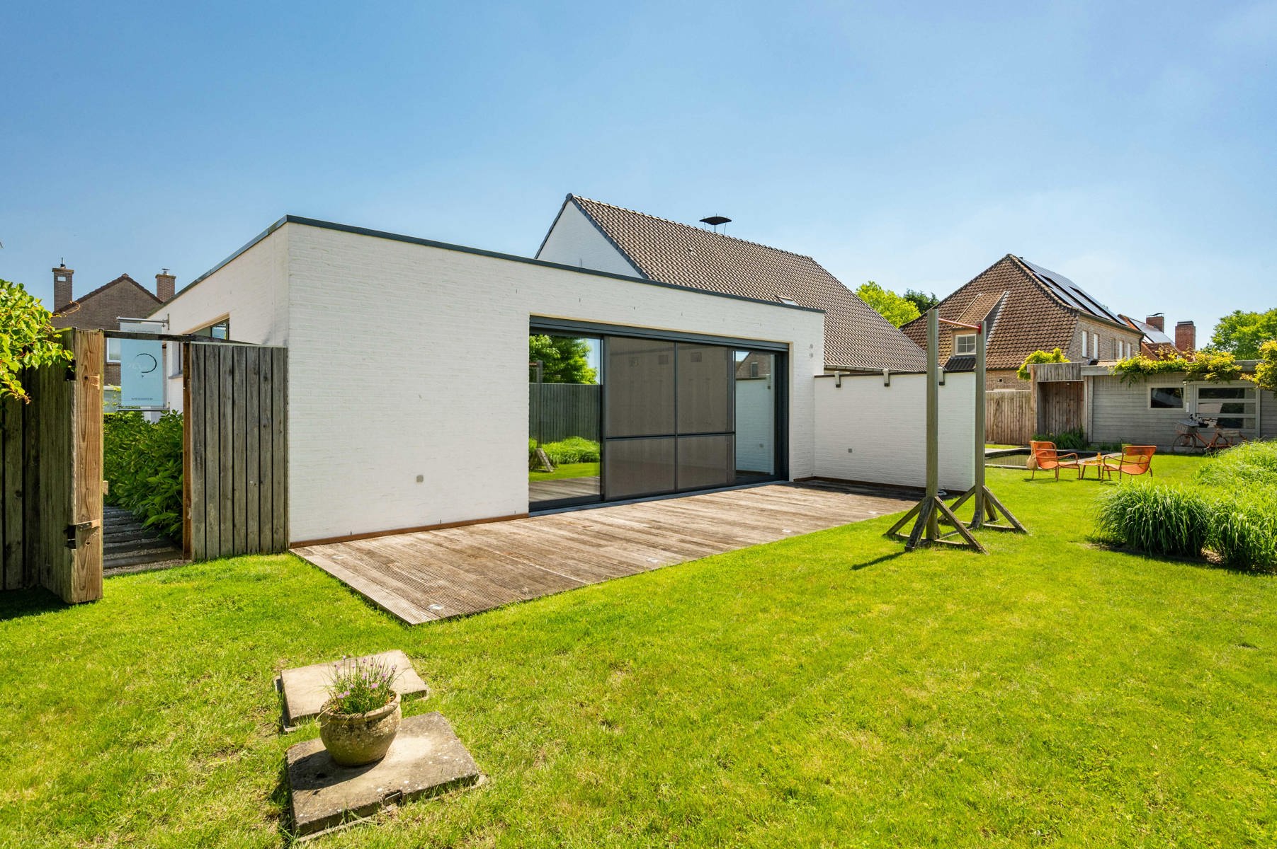 Knappe eigentijdse villa met zwemvijver én praktijkruimte waar wonen en werken perfect gecombineerd kan worden dankzij de extra praktijkruimte !Bezoekmoment : vrijdag 19 en zaterdag 20 juni mits afspraak ! De woning biedt lichtrijke leefruimtes met zicht op de zonnige tuin en het zwembad (8 x 3 m, diepte 1,40 m). Leefkeuken met kwalitatieve inbouwtoestellen, waaronder een steamer. Vier volwaardige slaapkamers en een comfortabele badkamer met zowel ligbad als douche.Praktijkruimte is volledig ingericht met een eigen keuken en badkamer, waardoor tal van mogelijkheden ontstaan voor vrije beroepen, kangoeroewonen of een zelfstandige activiteit.Comfort is hier overal aanwezig dankzij centrale verwarming op aardgas, airconditioning in de volledige woning en praktijkruimte én een gezellige speksteenkachel die zorgt voor extra sfeer en aangename warmte. Ontspannen kan bovendien in de eigen sauna. Afgewerkt met massief parket in praktijk en slaapkamers, screens aan alle slaapkamerramen en praktijk, zonneluifel aan keuken, regenput van 15.000 L, elec conform en klaar voor laadpaal, volledig afgesloten tuin, dubbele garage met sectionale poort.Een ruim tuinhuis en een uitzonderlijk grote oprit met plaats voor maar liefst 10 wagens met brede zijpoort naast de woning.Een unieke eigendom waar ruimte, comfort, privacy en multifunctionaliteit hand in hand gaan!Instelprijs : 695.000 euro Bel of mail voor je afspraak : 056/520.780info@immoyes.bewww.immoyes.be – foto 4