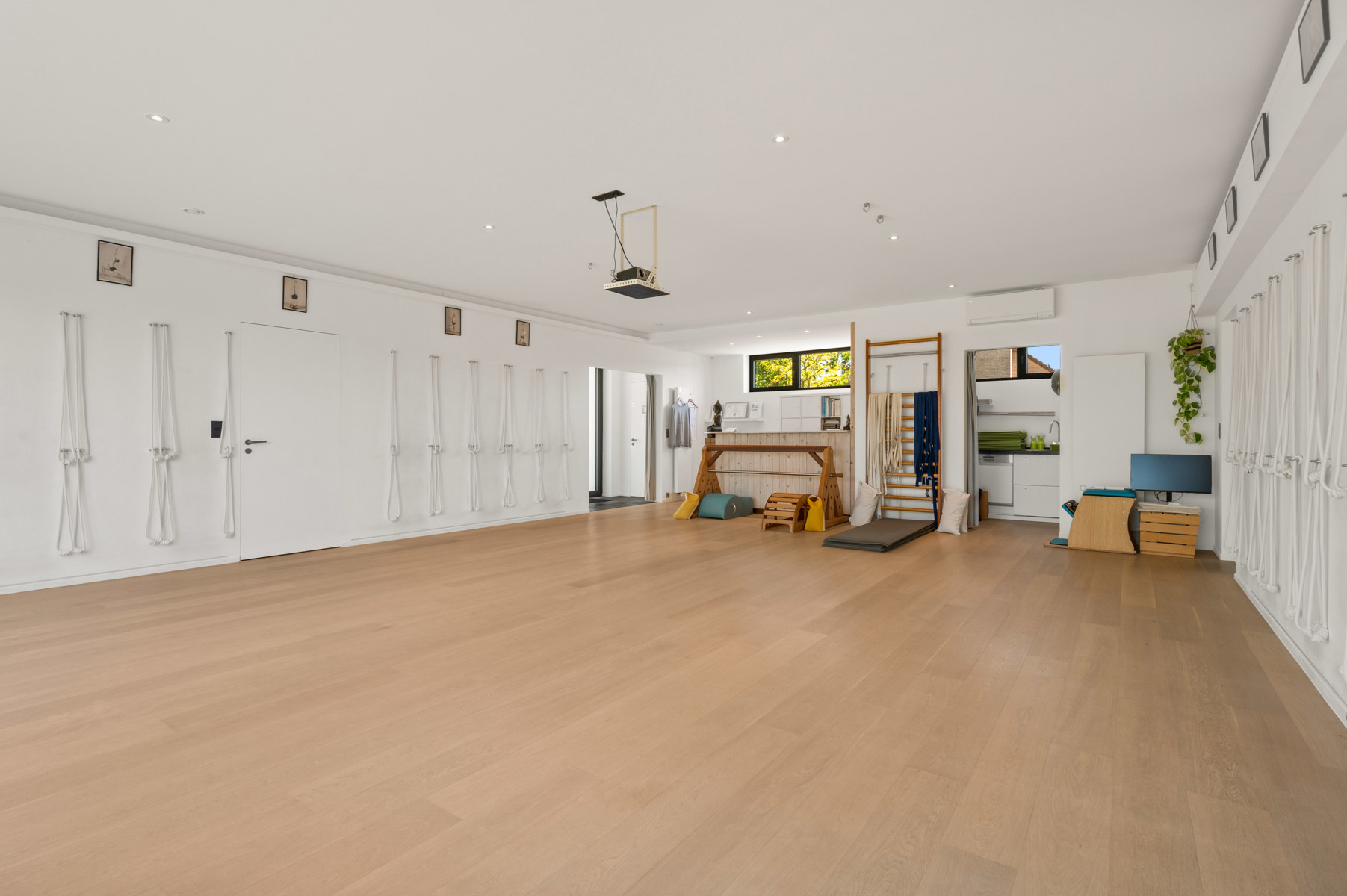 Knappe eigentijdse villa met zwemvijver én praktijkruimte waar wonen en werken perfect gecombineerd kan worden dankzij de extra praktijkruimte !Bezoekmoment : vrijdag 19 en zaterdag 20 juni mits afspraak ! De woning biedt lichtrijke leefruimtes met zicht op de zonnige tuin en het zwembad (8 x 3 m, diepte 1,40 m). Leefkeuken met kwalitatieve inbouwtoestellen, waaronder een steamer. Vier volwaardige slaapkamers en een comfortabele badkamer met zowel ligbad als douche.Praktijkruimte is volledig ingericht met een eigen keuken en badkamer, waardoor tal van mogelijkheden ontstaan voor vrije beroepen, kangoeroewonen of een zelfstandige activiteit.Comfort is hier overal aanwezig dankzij centrale verwarming op aardgas, airconditioning in de volledige woning en praktijkruimte én een gezellige speksteenkachel die zorgt voor extra sfeer en aangename warmte. Ontspannen kan bovendien in de eigen sauna. Afgewerkt met massief parket in praktijk en slaapkamers, screens aan alle slaapkamerramen en praktijk, zonneluifel aan keuken, regenput van 15.000 L, elec conform en klaar voor laadpaal, volledig afgesloten tuin, dubbele garage met sectionale poort.Een ruim tuinhuis en een uitzonderlijk grote oprit met plaats voor maar liefst 10 wagens met brede zijpoort naast de woning.Een unieke eigendom waar ruimte, comfort, privacy en multifunctionaliteit hand in hand gaan!Instelprijs : 695.000 euro Bel of mail voor je afspraak : 056/520.780info@immoyes.bewww.immoyes.be – foto 3