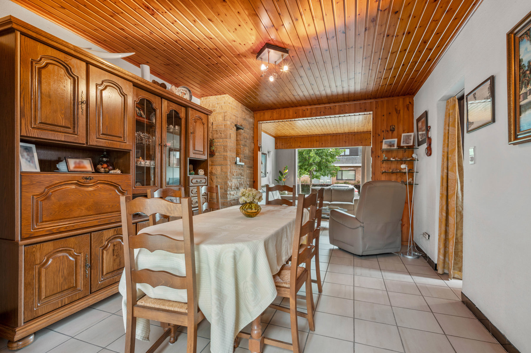 Zeer goed gelegen halfopen bebouwing mét ruime garage én uitweg achteraan ! Deze zeer aangename woning werd gebouwd en uitgebreid in de loop der jaren, waardoor U over een zeer lichtrijke en ruime gelijksvloerse oppervlakte beschikt !Inkom met apart toilet, living met aangename lichtinval en zicht op de tuin ! Keuken en kelder !Op de verdieping 3 slaapkamers en badkamer met douche.Naast de woning is een ruime oprit voor meerdere wagens en een afgesloten garage. Bovendien is er mogelijkheid om gebruik te maken van de uitweg achteraan.Alle ramen werden reeds vernieuwd door ramen in PVC met dubbele beglazing en (elektrische) rolluiken.Dankzij zijn ligging nabij scholen, in rustige wijk en vlakbij De Gavers is dit een zeer interessante woning ! Voor meer info bel : 056/520.780of mail info@immoyes.bewww.immoyes.be – foto 4