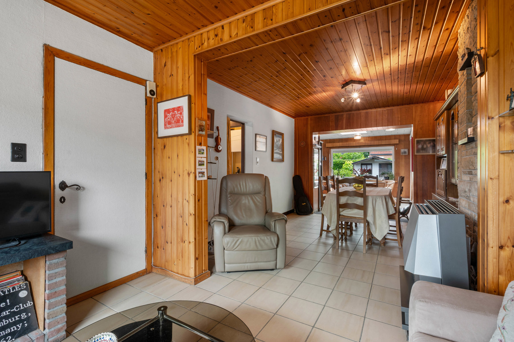 Zeer goed gelegen halfopen bebouwing mét ruime garage én uitweg achteraan ! Deze zeer aangename woning werd gebouwd en uitgebreid in de loop der jaren, waardoor U over een zeer lichtrijke en ruime gelijksvloerse oppervlakte beschikt !Inkom met apart toilet, living met aangename lichtinval en zicht op de tuin ! Keuken en kelder !Op de verdieping 3 slaapkamers en badkamer met douche.Naast de woning is een ruime oprit voor meerdere wagens en een afgesloten garage. Bovendien is er mogelijkheid om gebruik te maken van de uitweg achteraan.Alle ramen werden reeds vernieuwd door ramen in PVC met dubbele beglazing en (elektrische) rolluiken.Dankzij zijn ligging nabij scholen, in rustige wijk en vlakbij De Gavers is dit een zeer interessante woning ! Voor meer info bel : 056/520.780of mail info@immoyes.bewww.immoyes.be – foto 3