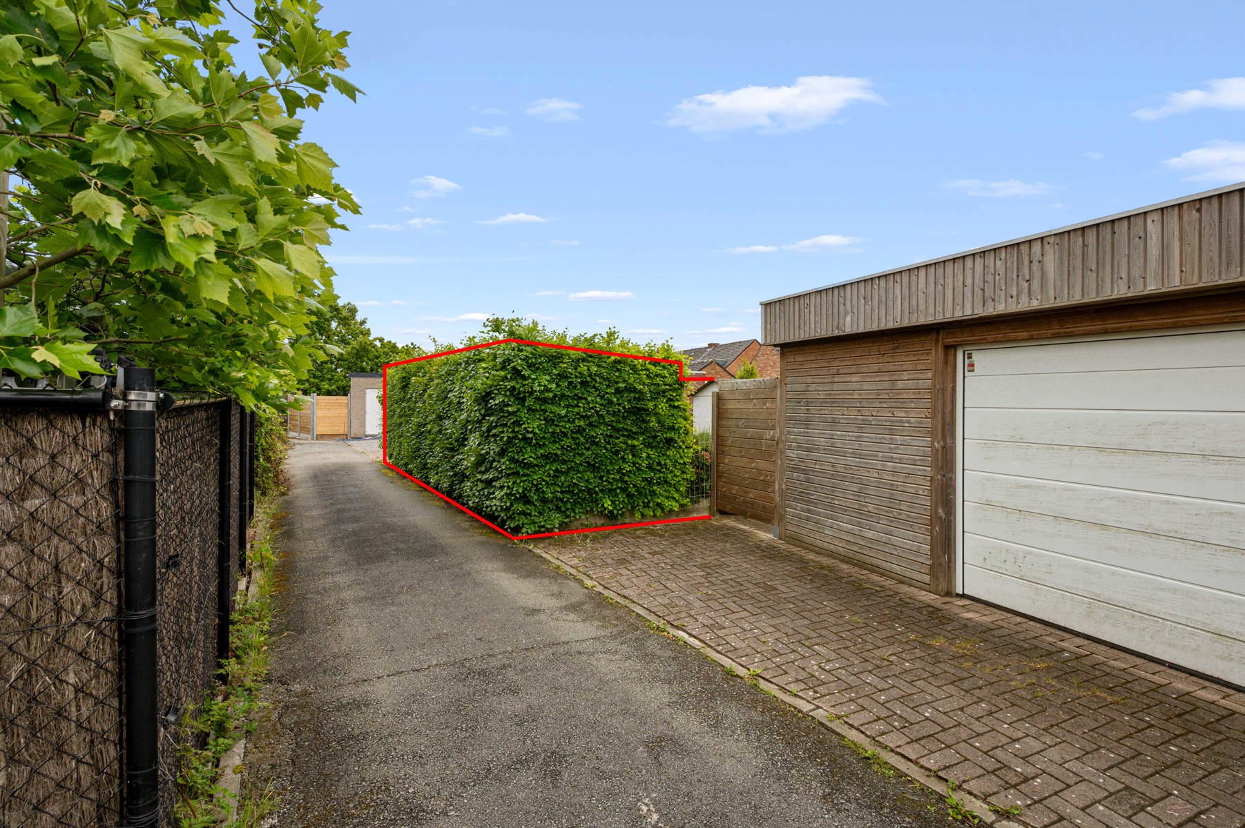 Zeer goed gelegen halfopen bebouwing mét ruime garage én uitweg achteraan ! Deze zeer aangename woning werd gebouwd en uitgebreid in de loop der jaren, waardoor U over een zeer lichtrijke en ruime gelijksvloerse oppervlakte beschikt !Inkom met apart toilet, living met aangename lichtinval en zicht op de tuin ! Keuken en kelder !Op de verdieping 3 slaapkamers en badkamer met douche.Naast de woning is een ruime oprit voor meerdere wagens en een afgesloten garage. Bovendien is er mogelijkheid om gebruik te maken van de uitweg achteraan.Alle ramen werden reeds vernieuwd door ramen in PVC met dubbele beglazing en (elektrische) rolluiken.Dankzij zijn ligging nabij scholen, in rustige wijk en vlakbij De Gavers is dit een zeer interessante woning ! Voor meer info bel : 056/520.780of mail info@immoyes.bewww.immoyes.be – foto 2