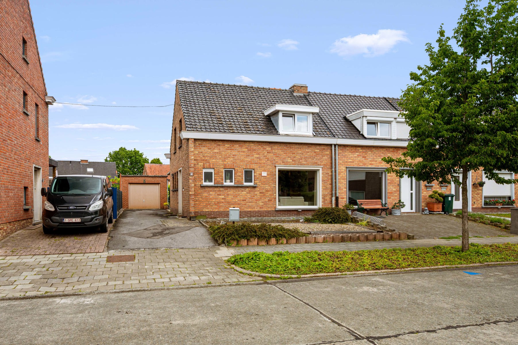 Zeer goed gelegen halfopen bebouwing mét ruime garage én uitweg achteraan ! Deze zeer aangename woning werd gebouwd en uitgebreid in de loop der jaren, waardoor U over een zeer lichtrijke en ruime gelijksvloerse oppervlakte beschikt !Inkom met apart toilet, living met aangename lichtinval en zicht op de tuin ! Keuken en kelder !Op de verdieping 3 slaapkamers en badkamer met douche.Naast de woning is een ruime oprit voor meerdere wagens en een afgesloten garage. Bovendien is er mogelijkheid om gebruik te maken van de uitweg achteraan.Alle ramen werden reeds vernieuwd door ramen in PVC met dubbele beglazing en (elektrische) rolluiken.Dankzij zijn ligging nabij scholen, in rustige wijk en vlakbij De Gavers is dit een zeer interessante woning ! Voor meer info bel : 056/520.780of mail info@immoyes.bewww.immoyes.be – foto 1
