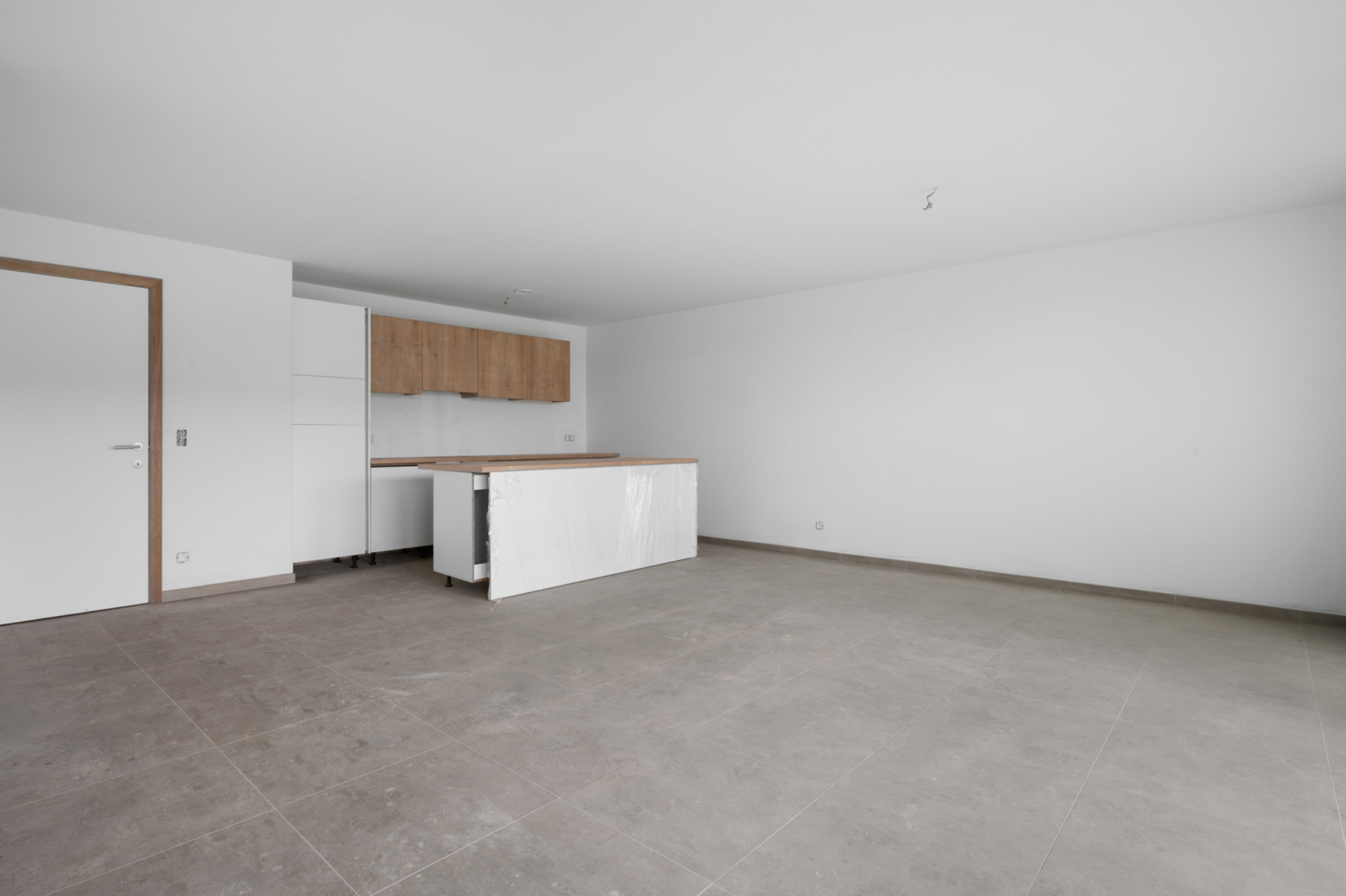 Prijs : 950 euro + 50 euro syndicVolledig nieuw gelijksvloers appartement in prachtige residentie !Dit appartement ligt op het gelijksvloers van deze residentie en beschikt over een uiterst aangename ruime living met zicht op terras en tuin.U beschikt over een volledig geïnstalleerde keuken met keukeneiland en bar, living met openschuivende ramen naar het terras en de tuin.Inkom met vestiairehoek, apart toilet, vervolgens 2 slaapkamers, aparte bering met wasplaats, badkamer met uiterst comfortabele inloopdouche en mooi lavabomeubel.Zijn sublieme ligging vlakbij centrum, station, winkels en De Gavers én de afgesloten garagebox maken van dit appartement het neusje van de zalm.Stuur een mail naar info@immoyes.be voor meer info of afspraak.www.immoyes.be – foto 2