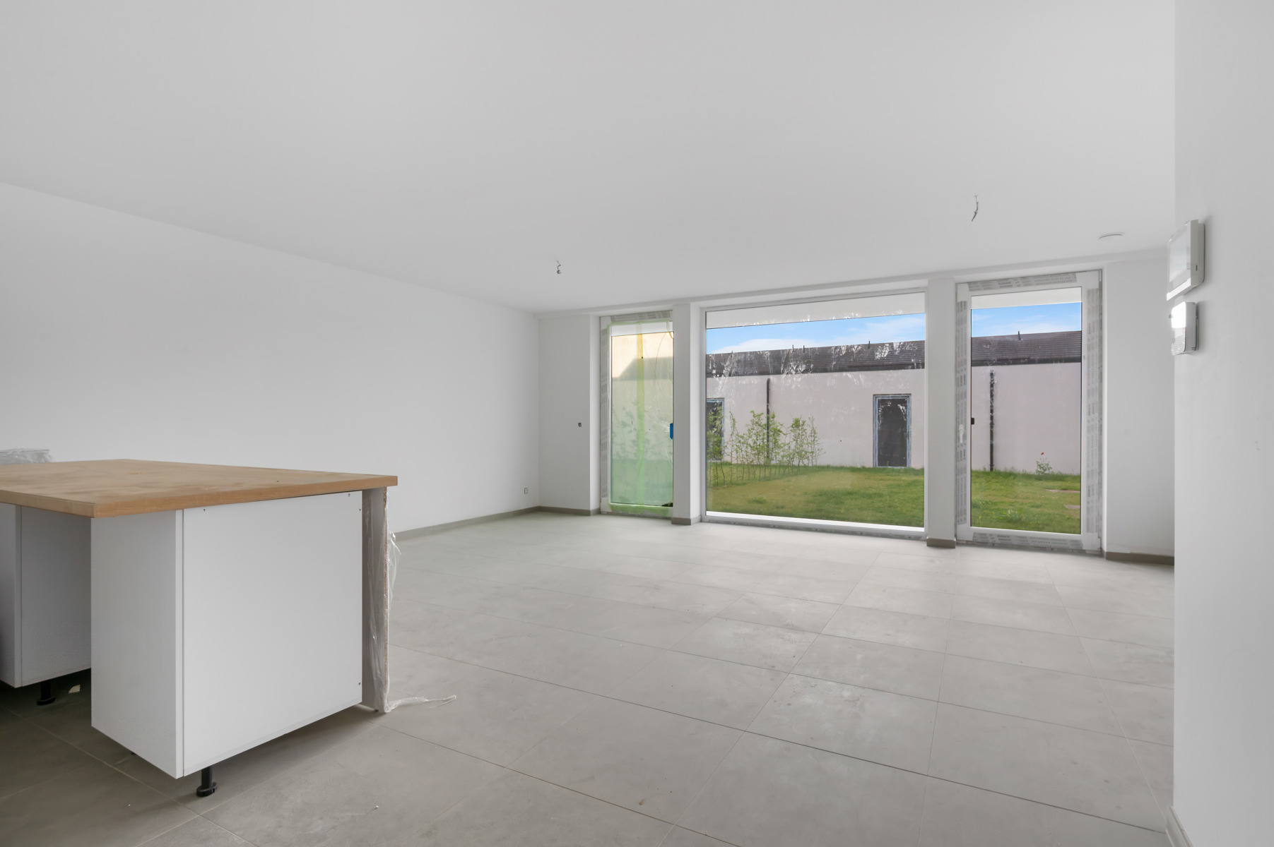 Prijs : 950 euro + 50 euro syndicVolledig nieuw gelijksvloers appartement in prachtige residentie !Dit appartement ligt op het gelijksvloers van deze residentie en beschikt over een uiterst aangename ruime living met zicht op terras en tuin.U beschikt over een volledig geïnstalleerde keuken met keukeneiland en bar, living met openschuivende ramen naar het terras en de tuin.Inkom met vestiairehoek, apart toilet, vervolgens 2 slaapkamers, aparte bering met wasplaats, badkamer met uiterst comfortabele inloopdouche en mooi lavabomeubel.Zijn sublieme ligging vlakbij centrum, station, winkels en De Gavers én de afgesloten garagebox maken van dit appartement het neusje van de zalm.Stuur een mail naar info@immoyes.be voor meer info of afspraak.www.immoyes.be – foto 1