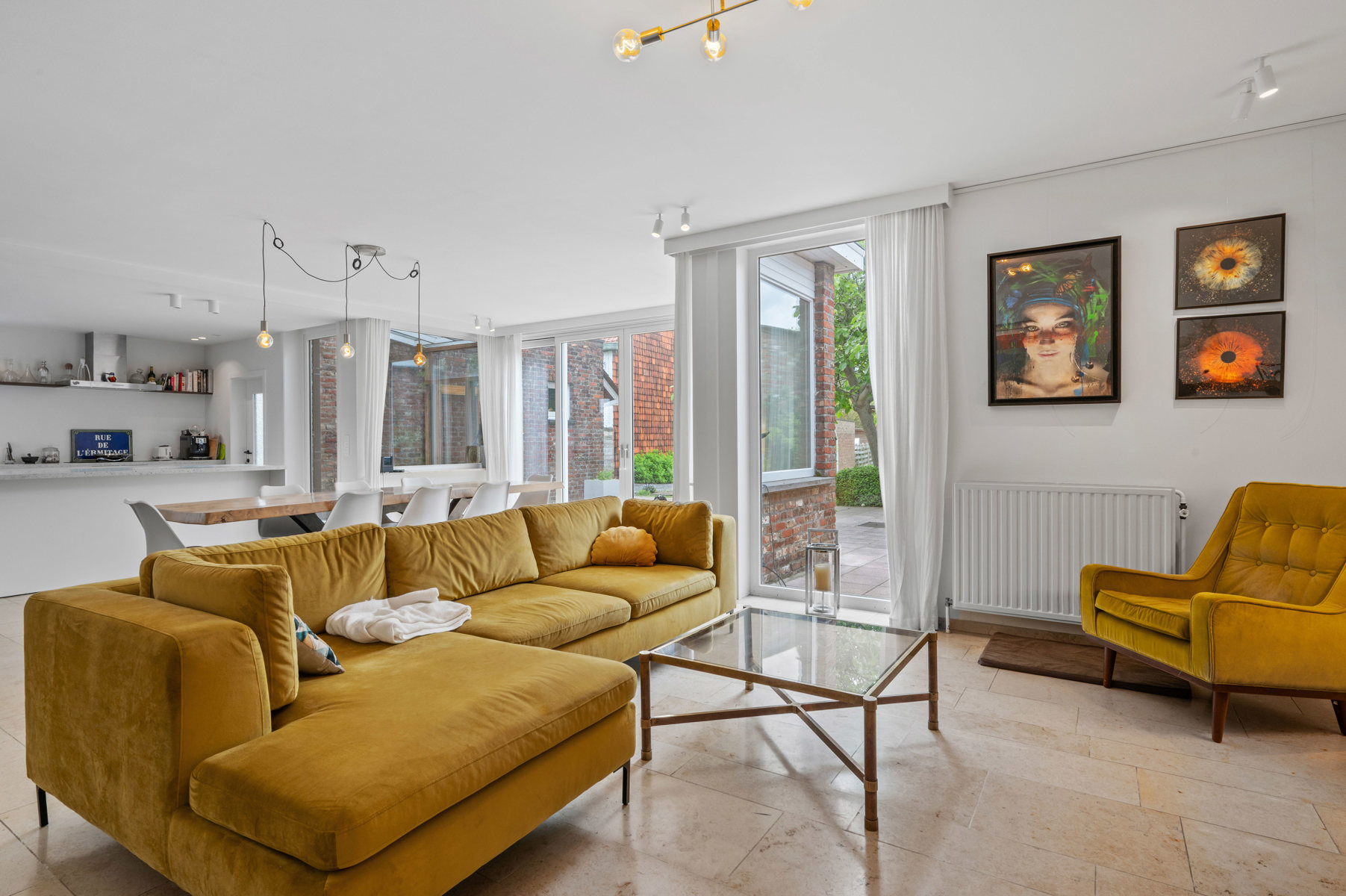 RUIME EN INSTAPKLARE GEZINSWONING MET 6 SLAAPKAMERS, ZUIDWESTGERICHTE TUIN EN GARAGE IN HET GEGEERDE STASEGEMDORP<br />
In het zeer gegeerde Stasegemdorp bevindt zich deze uiterst ruime en perfect onderhouden gezinswoning met maar liefst 6 slaapkamers, een zonnige zuidwestgerichte tuin, grote oprit, ruime garage/atelier én een uitstekende indeling die comfort en functionaliteit naadloos combineert.<br />
Van bij het binnenkomen valt meteen het gevoel van ruimte en degelijkheid op. In de inkomhal bevindt zich een eerste kamer die perfect kan ingericht worden als bureauruimte, praktijkruimte of extra slaapkamer. Bovendien beschikt de woning op het gelijkvloers over een volwaardige slaapkamer met aansluitende badkamer, wat deze eigendom ook bijzonder geschikt maakt voor wie gelijkvloers wil wonen of op zoek is naar een praktische indeling voor een groter gezin.<br />
De woning werd afgewerkt met mooie en kwaliteitsvolle materialen en geniet van een zeer gunstig EPC, wat het wooncomfort alleen maar ten goede komt. De prachtige leefkeuken vormt zonder twijfel het hart van de woning en sluit perfect aan op de gezellige leefruimte. Aansluitend vindt u nog een handige berging/wasplaats én een kelder, wat zorgt voor extra stockageruimte.<br />
Op de verdieping bevinden zich nog vier volwaardige en ruime slaapkamers, stuk voor stuk groot genoeg om comfortabel een dubbel bed te plaatsen. De verdieping beschikt daarnaast over een ruime badkamer uitgerust met ligbad, douche, toilet en een groot lavabomeubel.<br />
Ook buiten heeft deze woning bijzonder veel te bieden. Het zeer ruime terras vormt de ideale plek om volop te genieten van de perfecte zuidwestoriëntatie, terwijl de onderhoudsvriendelijke tuin zorgt voor rust en privacy zonder al te veel werk. De grote oprit biedt plaats aan meerdere wagens en de zeer ruime garage is een absolute meerwaarde voor wie nood heeft aan extra bergruimte, hobbyruimte of werkplaats.<br />
Kortom, deze woning is de perfecte combinatie van ruimte, comfort, praktische indeling en topligging in een van de meest geliefde buurten van Stasegem. Een ideale thuis voor grote gezinnen, zelfstandigen of wie gewoon op zoek is naar veel plaats, zowel binnen als buiten.<br />
Ontdek zelf het potentieel en de charme van deze uitzonderlijke woning en vraag je bezoek aan via info@immoyes.be <br />
www.immoyes.be – foto 3