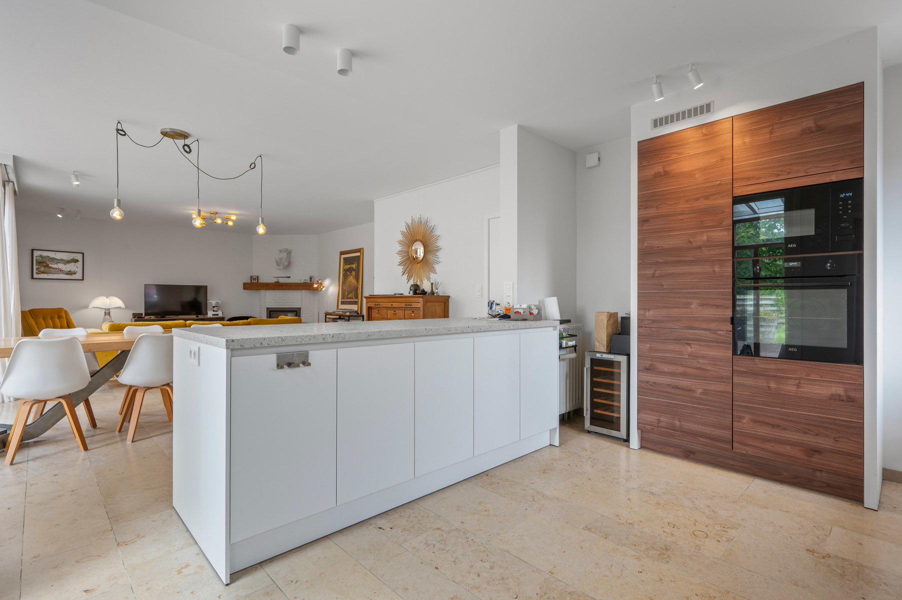 RUIME EN INSTAPKLARE GEZINSWONING MET 6 SLAAPKAMERS, ZUIDWESTGERICHTE TUIN EN GARAGE IN HET GEGEERDE STASEGEMDORP<br />
In het zeer gegeerde Stasegemdorp bevindt zich deze uiterst ruime en perfect onderhouden gezinswoning met maar liefst 6 slaapkamers, een zonnige zuidwestgerichte tuin, grote oprit, ruime garage/atelier én een uitstekende indeling die comfort en functionaliteit naadloos combineert.<br />
Van bij het binnenkomen valt meteen het gevoel van ruimte en degelijkheid op. In de inkomhal bevindt zich een eerste kamer die perfect kan ingericht worden als bureauruimte, praktijkruimte of extra slaapkamer. Bovendien beschikt de woning op het gelijkvloers over een volwaardige slaapkamer met aansluitende badkamer, wat deze eigendom ook bijzonder geschikt maakt voor wie gelijkvloers wil wonen of op zoek is naar een praktische indeling voor een groter gezin.<br />
De woning werd afgewerkt met mooie en kwaliteitsvolle materialen en geniet van een zeer gunstig EPC, wat het wooncomfort alleen maar ten goede komt. De prachtige leefkeuken vormt zonder twijfel het hart van de woning en sluit perfect aan op de gezellige leefruimte. Aansluitend vindt u nog een handige berging/wasplaats én een kelder, wat zorgt voor extra stockageruimte.<br />
Op de verdieping bevinden zich nog vier volwaardige en ruime slaapkamers, stuk voor stuk groot genoeg om comfortabel een dubbel bed te plaatsen. De verdieping beschikt daarnaast over een ruime badkamer uitgerust met ligbad, douche, toilet en een groot lavabomeubel.<br />
Ook buiten heeft deze woning bijzonder veel te bieden. Het zeer ruime terras vormt de ideale plek om volop te genieten van de perfecte zuidwestoriëntatie, terwijl de onderhoudsvriendelijke tuin zorgt voor rust en privacy zonder al te veel werk. De grote oprit biedt plaats aan meerdere wagens en de zeer ruime garage is een absolute meerwaarde voor wie nood heeft aan extra bergruimte, hobbyruimte of werkplaats.<br />
Kortom, deze woning is de perfecte combinatie van ruimte, comfort, praktische indeling en topligging in een van de meest geliefde buurten van Stasegem. Een ideale thuis voor grote gezinnen, zelfstandigen of wie gewoon op zoek is naar veel plaats, zowel binnen als buiten.<br />
Ontdek zelf het potentieel en de charme van deze uitzonderlijke woning en vraag je bezoek aan via info@immoyes.be <br />
www.immoyes.be – foto 2