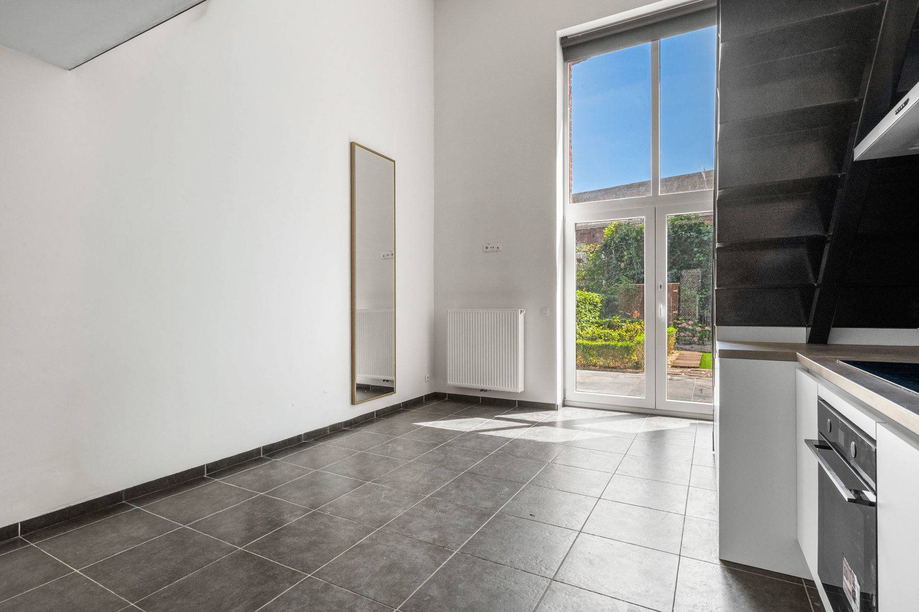 Celles, à seulement 5 km d'Avelgem et 15 km de Tournai !<br />
Nichée au cœur d'un ancien couvent entièrement réhabilité, cette habitation de caractère a bénéficié d'une rénovation intégrale, alliant avec élégance le charme de l'authentique au confort contemporain.<br />
Dès l'entrée, vous serez séduits par une magnifique pièce de vie baignée de lumière, comprenant une cuisine ouverte conviviale et offrant une vue agréable sur un jardin intimiste, parfaitement aménagé, bénéficiant en outre d'un accès arrière vers la cour intérieure de la copropriété.<br />
Le rez-de-chaussée propose également un hall d'entrée avec vestiaire et WC séparé, ainsi qu'une cave. À l'étage, une superbe mezzanine faisant office de salon apporte un cachet unique à l'ensemble. La maison dispose de trois belles chambres et d'une splendide salle de bains, idéale pour accueillir une famille.<br />
Côté technique, tout est réuni pour un confort optimal : châssis à double vitrage, chauffage central au gaz naturel, citerne d'eau de pluie de 5.000 litres et un excellent PEB B, garantissant une isolation performante et des consommations maîtrisées.<br />
L'emplacement constitue un atout supplémentaire : école à quelques pas, Intermarché, pharmacie et infrastructures sportives à proximité immédiate, sans oublier les magnifiques promenades qu'offrent les paysages verdoyants de la région.<br />
Une propriété de caractère, prête à accueillir ses nouveaux propriétaires, dans un cadre de vie aussi authentique que privilégié !<br />
Mailen naar : info@immoyes.be<br />
www.immoyes.be – foto 3