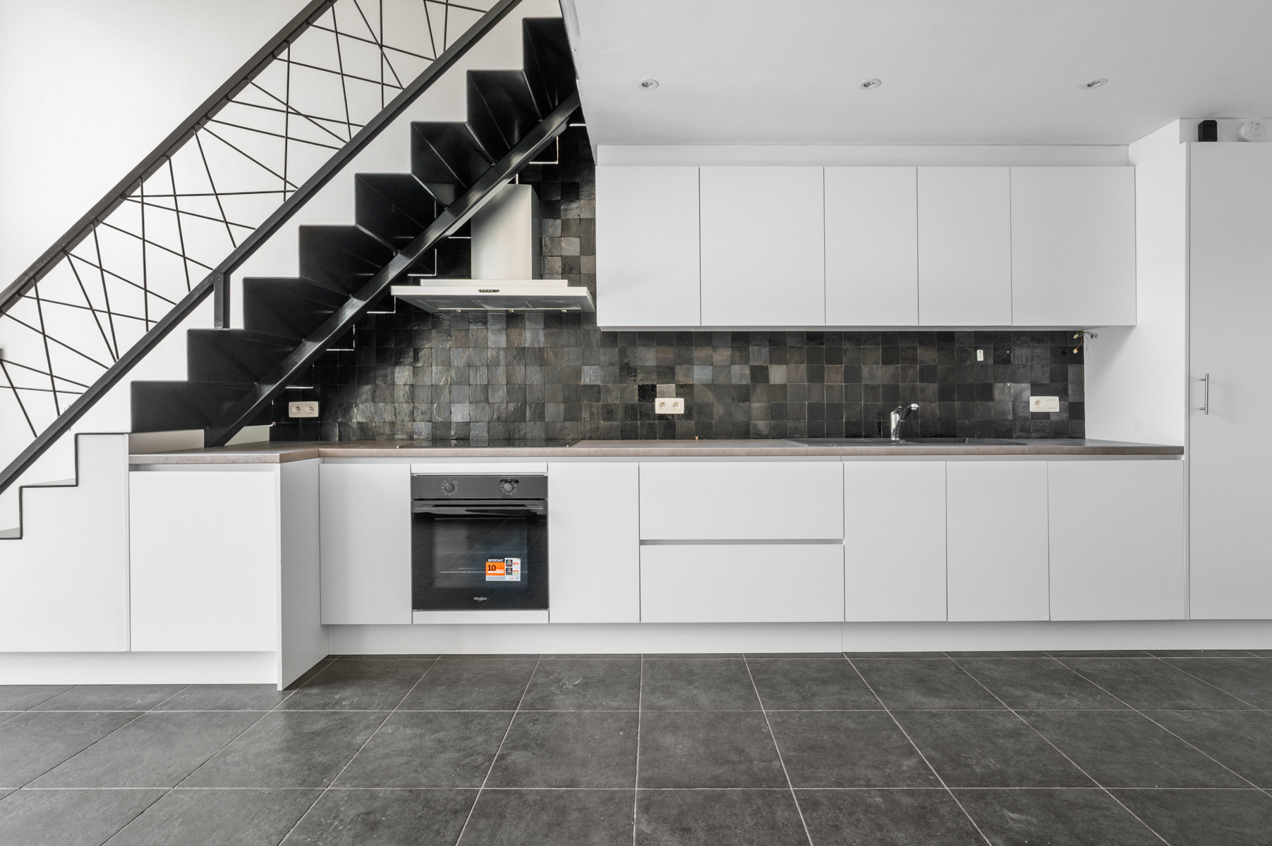 Celles, à seulement 5 km d'Avelgem et 15 km de Tournai !<br />
Nichée au cœur d'un ancien couvent entièrement réhabilité, cette habitation de caractère a bénéficié d'une rénovation intégrale, alliant avec élégance le charme de l'authentique au confort contemporain.<br />
Dès l'entrée, vous serez séduits par une magnifique pièce de vie baignée de lumière, comprenant une cuisine ouverte conviviale et offrant une vue agréable sur un jardin intimiste, parfaitement aménagé, bénéficiant en outre d'un accès arrière vers la cour intérieure de la copropriété.<br />
Le rez-de-chaussée propose également un hall d'entrée avec vestiaire et WC séparé, ainsi qu'une cave. À l'étage, une superbe mezzanine faisant office de salon apporte un cachet unique à l'ensemble. La maison dispose de trois belles chambres et d'une splendide salle de bains, idéale pour accueillir une famille.<br />
Côté technique, tout est réuni pour un confort optimal : châssis à double vitrage, chauffage central au gaz naturel, citerne d'eau de pluie de 5.000 litres et un excellent PEB B, garantissant une isolation performante et des consommations maîtrisées.<br />
L'emplacement constitue un atout supplémentaire : école à quelques pas, Intermarché, pharmacie et infrastructures sportives à proximité immédiate, sans oublier les magnifiques promenades qu'offrent les paysages verdoyants de la région.<br />
Une propriété de caractère, prête à accueillir ses nouveaux propriétaires, dans un cadre de vie aussi authentique que privilégié !<br />
Mailen naar : info@immoyes.be<br />
www.immoyes.be – foto 1