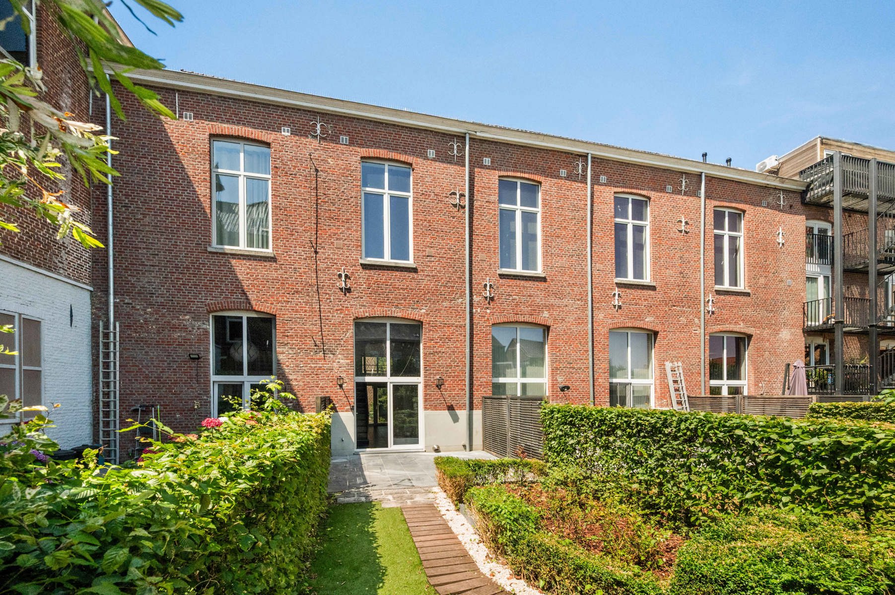 Celles, à seulement 5 km d'Avelgem et 15 km de Tournai !<br />
Nichée au cœur d'un ancien couvent entièrement réhabilité, cette habitation de caractère a bénéficié d'une rénovation intégrale, alliant avec élégance le charme de l'authentique au confort contemporain.<br />
Dès l'entrée, vous serez séduits par une magnifique pièce de vie baignée de lumière, comprenant une cuisine ouverte conviviale et offrant une vue agréable sur un jardin intimiste, parfaitement aménagé, bénéficiant en outre d'un accès arrière vers la cour intérieure de la copropriété.<br />
Le rez-de-chaussée propose également un hall d'entrée avec vestiaire et WC séparé, ainsi qu'une cave. À l'étage, une superbe mezzanine faisant office de salon apporte un cachet unique à l'ensemble. La maison dispose de trois belles chambres et d'une splendide salle de bains, idéale pour accueillir une famille.<br />
Côté technique, tout est réuni pour un confort optimal : châssis à double vitrage, chauffage central au gaz naturel, citerne d'eau de pluie de 5.000 litres et un excellent PEB B, garantissant une isolation performante et des consommations maîtrisées.<br />
L'emplacement constitue un atout supplémentaire : école à quelques pas, Intermarché, pharmacie et infrastructures sportives à proximité immédiate, sans oublier les magnifiques promenades qu'offrent les paysages verdoyants de la région.<br />
Une propriété de caractère, prête à accueillir ses nouveaux propriétaires, dans un cadre de vie aussi authentique que privilégié !<br />
Mailen naar : info@immoyes.be<br />
www.immoyes.be – foto 2