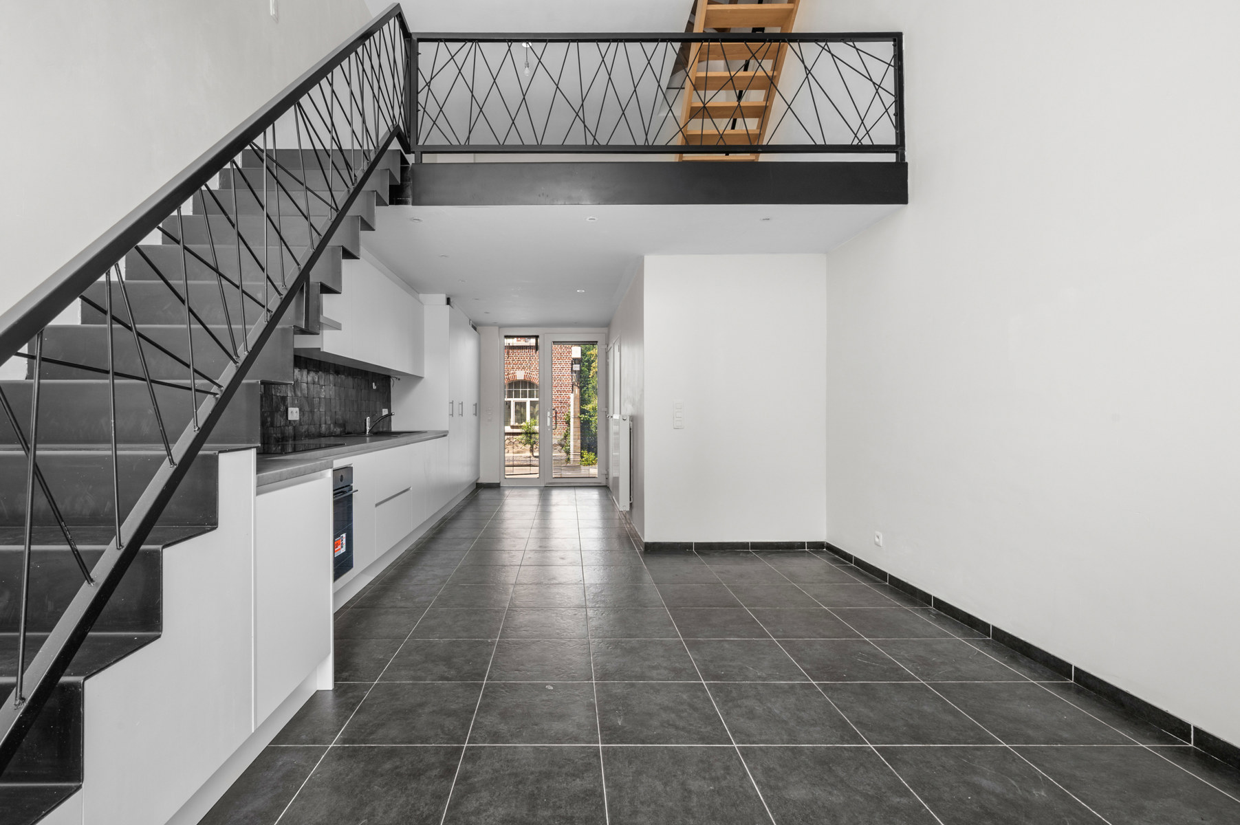 Celles, à seulement 5 km d'Avelgem et 15 km de Tournai !<br />
Nichée au cœur d'un ancien couvent entièrement réhabilité, cette habitation de caractère a bénéficié d'une rénovation intégrale, alliant avec élégance le charme de l'authentique au confort contemporain.<br />
Dès l'entrée, vous serez séduits par une magnifique pièce de vie baignée de lumière, comprenant une cuisine ouverte conviviale et offrant une vue agréable sur un jardin intimiste, parfaitement aménagé, bénéficiant en outre d'un accès arrière vers la cour intérieure de la copropriété.<br />
Le rez-de-chaussée propose également un hall d'entrée avec vestiaire et WC séparé, ainsi qu'une cave. À l'étage, une superbe mezzanine faisant office de salon apporte un cachet unique à l'ensemble. La maison dispose de trois belles chambres et d'une splendide salle de bains, idéale pour accueillir une famille.<br />
Côté technique, tout est réuni pour un confort optimal : châssis à double vitrage, chauffage central au gaz naturel, citerne d'eau de pluie de 5.000 litres et un excellent PEB B, garantissant une isolation performante et des consommations maîtrisées.<br />
L'emplacement constitue un atout supplémentaire : école à quelques pas, Intermarché, pharmacie et infrastructures sportives à proximité immédiate, sans oublier les magnifiques promenades qu'offrent les paysages verdoyants de la région.<br />
Une propriété de caractère, prête à accueillir ses nouveaux propriétaires, dans un cadre de vie aussi authentique que privilégié !<br />
Mailen naar : info@immoyes.be<br />
www.immoyes.be – foto 4
