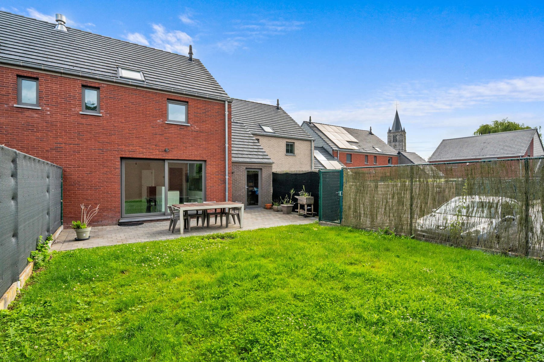 Celles, à seulement 5 km d'Avelgem et 15 km de Tournai !<br />
À quelques pas du centre, découvrez cette agréable maison familiale prête à emménager, où confort, luminosité et qualité de vie sont au rendez-vous.<br />
Dès l'entrée, vous apprécierez la belle pièce de vie composée d'un salon chaleureux et d'une cuisine ouverte, offrant une vue dégagée sur la terrasse et le jardin. Celui-ci bénéficie d'un accès direct vers le clos résidentiel, idéal pour permettre aux enfants de jouer en toute sécurité.<br />
Le hall d'entrée comprend un WC séparé. À l'étage, la maison propose trois belles chambres, une salle de bains fonctionnelle ainsi qu'un grenier offrant un espace de rangement supplémentaire. Un grand garage avec buanderie et une vaste aire de stationnement complètent l'ensemble.<br />
Côté technique : double vitrage, chauffage central au gaz naturel, citerne d'eau de pluie de 7.000 litres et excellent PEB B, garantissant une habitation confortable et économe en énergie.<br />
École, Intermarché, pharmacie et infrastructures sportives sont accessibles à pied, tandis que la campagne environnante offre de magnifiques promenades.<br />
Une maison lumineuse, soignée et économe en énergie, avec garage, jardin et environnement paisible... une belle opportunité au cœur du charmant village de Celles !<br />
📧 info@immoyes.be🌐 www.immoyes.be – foto 3