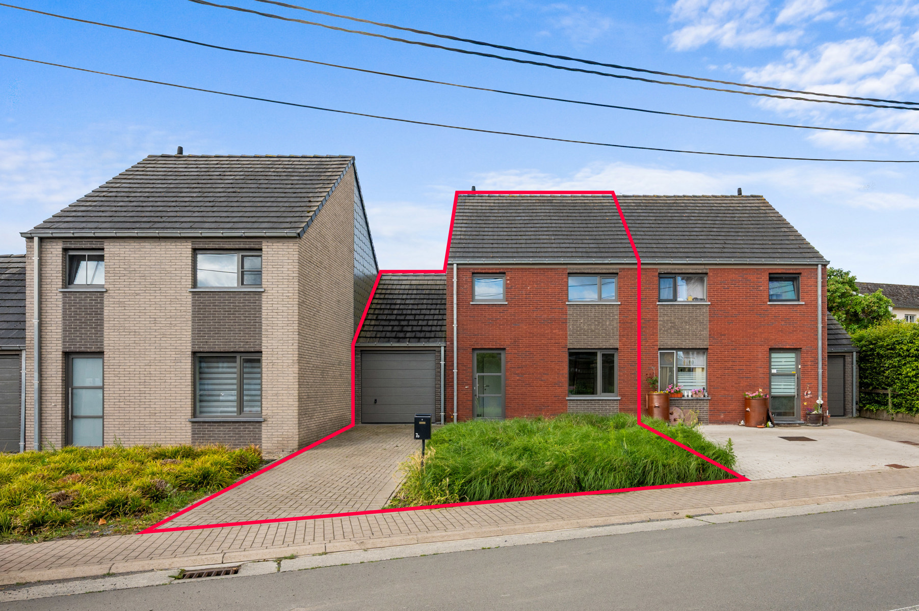 Celles, à seulement 5 km d'Avelgem et 15 km de Tournai !<br />
À quelques pas du centre, découvrez cette agréable maison familiale prête à emménager, où confort, luminosité et qualité de vie sont au rendez-vous.<br />
Dès l'entrée, vous apprécierez la belle pièce de vie composée d'un salon chaleureux et d'une cuisine ouverte, offrant une vue dégagée sur la terrasse et le jardin. Celui-ci bénéficie d'un accès direct vers le clos résidentiel, idéal pour permettre aux enfants de jouer en toute sécurité.<br />
Le hall d'entrée comprend un WC séparé. À l'étage, la maison propose trois belles chambres, une salle de bains fonctionnelle ainsi qu'un grenier offrant un espace de rangement supplémentaire. Un grand garage avec buanderie et une vaste aire de stationnement complètent l'ensemble.<br />
Côté technique : double vitrage, chauffage central au gaz naturel, citerne d'eau de pluie de 7.000 litres et excellent PEB B, garantissant une habitation confortable et économe en énergie.<br />
École, Intermarché, pharmacie et infrastructures sportives sont accessibles à pied, tandis que la campagne environnante offre de magnifiques promenades.<br />
Une maison lumineuse, soignée et économe en énergie, avec garage, jardin et environnement paisible... une belle opportunité au cœur du charmant village de Celles !<br />
📧 info@immoyes.be🌐 www.immoyes.be – foto 1