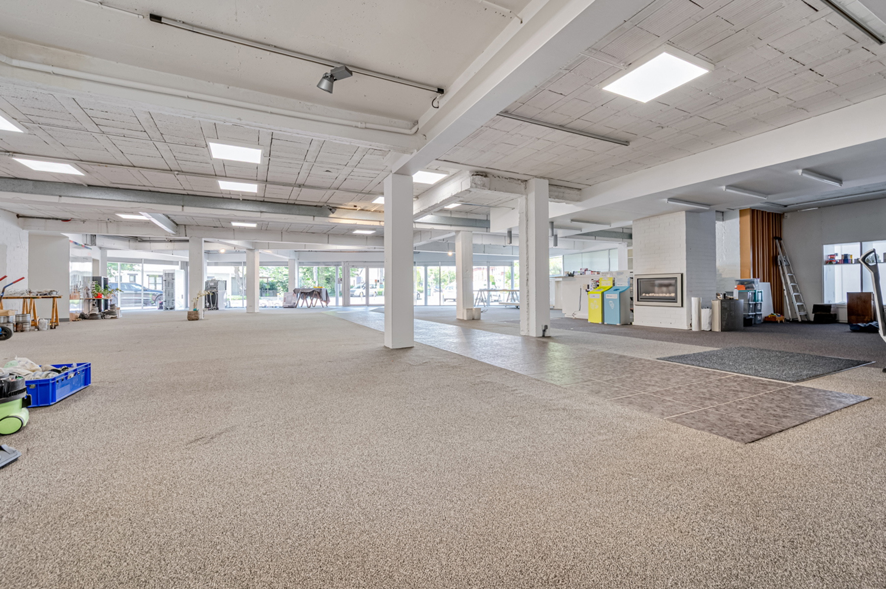 COMMERCIELE RUIMTE + MAGAZIJN380 m2 HANDELSRUIMTE met bureauruimte, kitchenette en toilet+ 52 m2 MAGAZIJN + 53 m2 BUITENRUIMTE/PARKEERPLAATSENGelegen rechtover publieke parking, maakt dit pand zich uitzonderlijk aantrekkelijk voor wie een commerciële ruimte met magazijn (kan ook zonder) wil vinden !In Hulste dorp is dergelijke oppervlakte uitzonderlijk ! U beschikt tevens over een kantoorruimte, keuken en toilet ! En U beschikt over 10.000 W aan zonnepanelen wat heel wat mogelijkheden heeft naar diverse toepassingen ! Ook huren bespreekbaar.Bel voor meer inof : 056/520.780Moena LANGENRAEDTinfo@immoyes.bewww.immoyes.be – foto 1