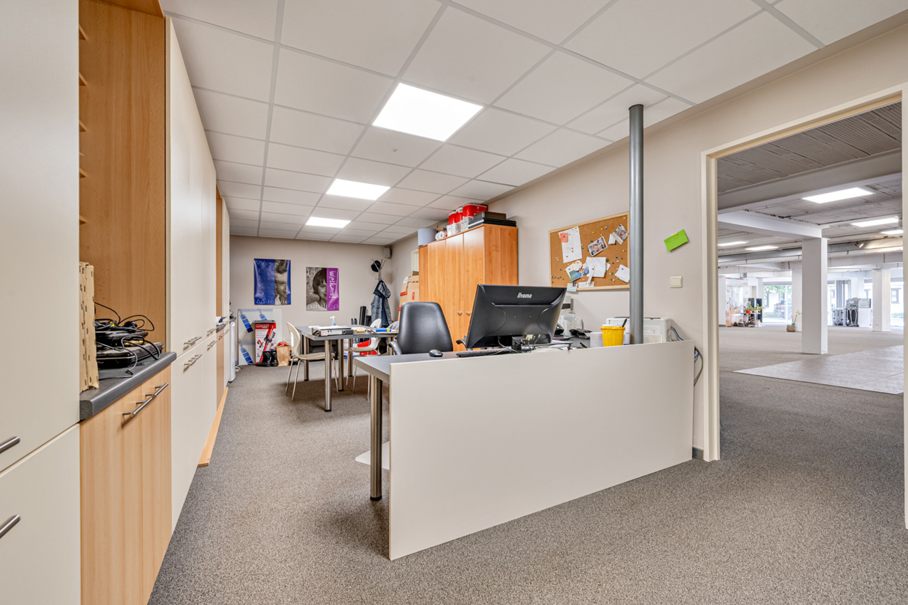 COMMERCIELE RUIMTE + MAGAZIJN380 m2 HANDELSRUIMTE met bureauruimte, kitchenette en toilet+ 52 m2 MAGAZIJN + 53 m2 BUITENRUIMTE/PARKEERPLAATSENGelegen rechtover publieke parking, maakt dit pand zich uitzonderlijk aantrekkelijk voor wie een commerciële ruimte met magazijn (kan ook zonder) wil vinden !In Hulste dorp is dergelijke oppervlakte uitzonderlijk ! U beschikt tevens over een kantoorruimte, keuken en toilet ! En U beschikt over 10.000 W aan zonnepanelen wat heel wat mogelijkheden heeft naar diverse toepassingen ! Ook huren bespreekbaar.Bel voor meer inof : 056/520.780Moena LANGENRAEDTinfo@immoyes.bewww.immoyes.be – foto 2