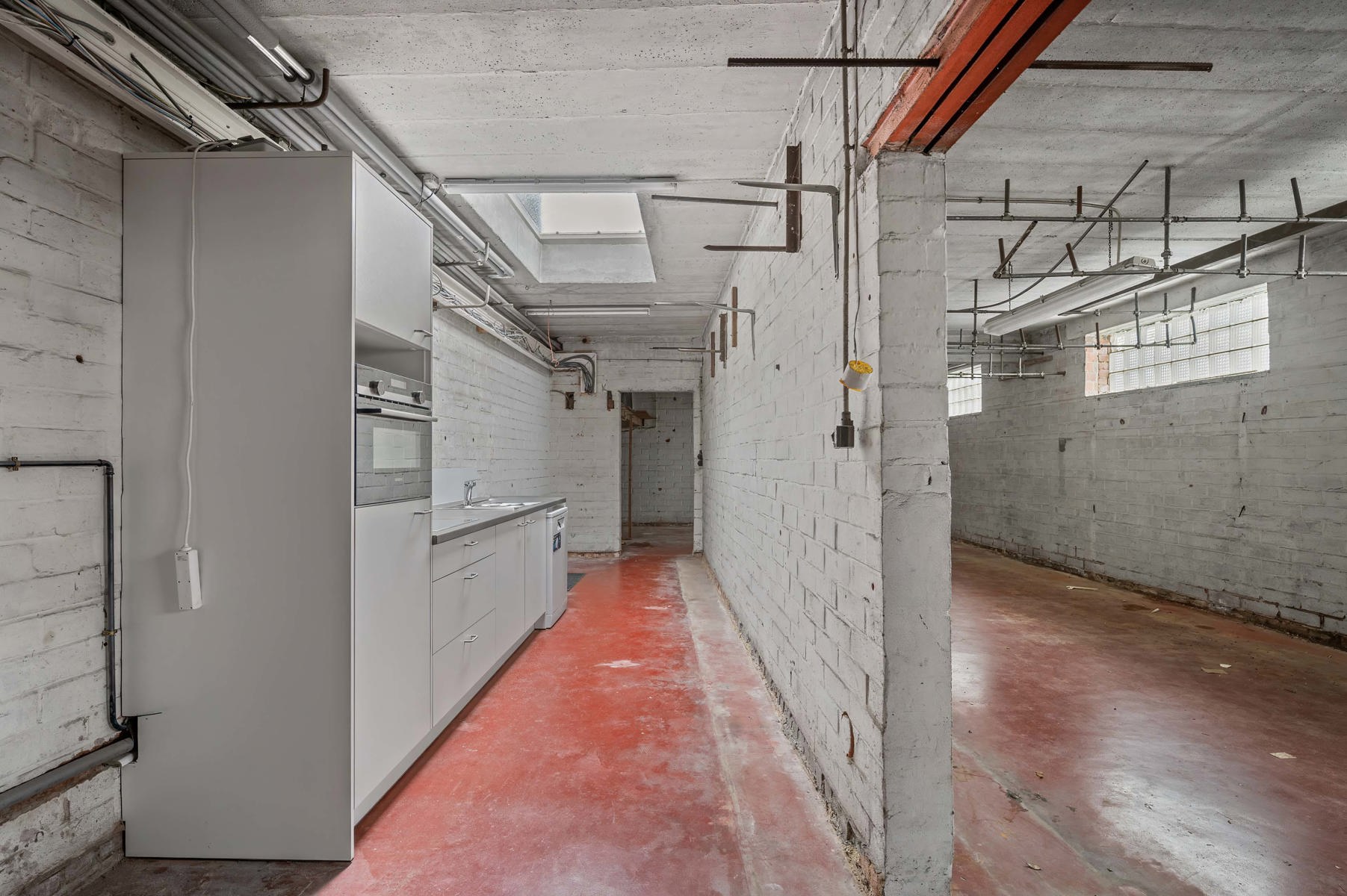 COMMERCIELE RUIMTE + MAGAZIJN380 m2 HANDELSRUIMTE met bureauruimte, kitchenette en toilet+ 52 m2 MAGAZIJN + 53 m2 BUITENRUIMTE/PARKEERPLAATSENGelegen rechtover publieke parking, maakt dit pand zich uitzonderlijk aantrekkelijk voor wie een commerciële ruimte met magazijn (kan ook zonder) wil vinden !In Hulste dorp is dergelijke oppervlakte uitzonderlijk ! U beschikt tevens over een kantoorruimte, keuken en toilet ! En U beschikt over 10.000 W aan zonnepanelen wat heel wat mogelijkheden heeft naar diverse toepassingen ! Ook huren bespreekbaar.Bel voor meer inof : 056/520.780Moena LANGENRAEDTinfo@immoyes.bewww.immoyes.be – foto 3