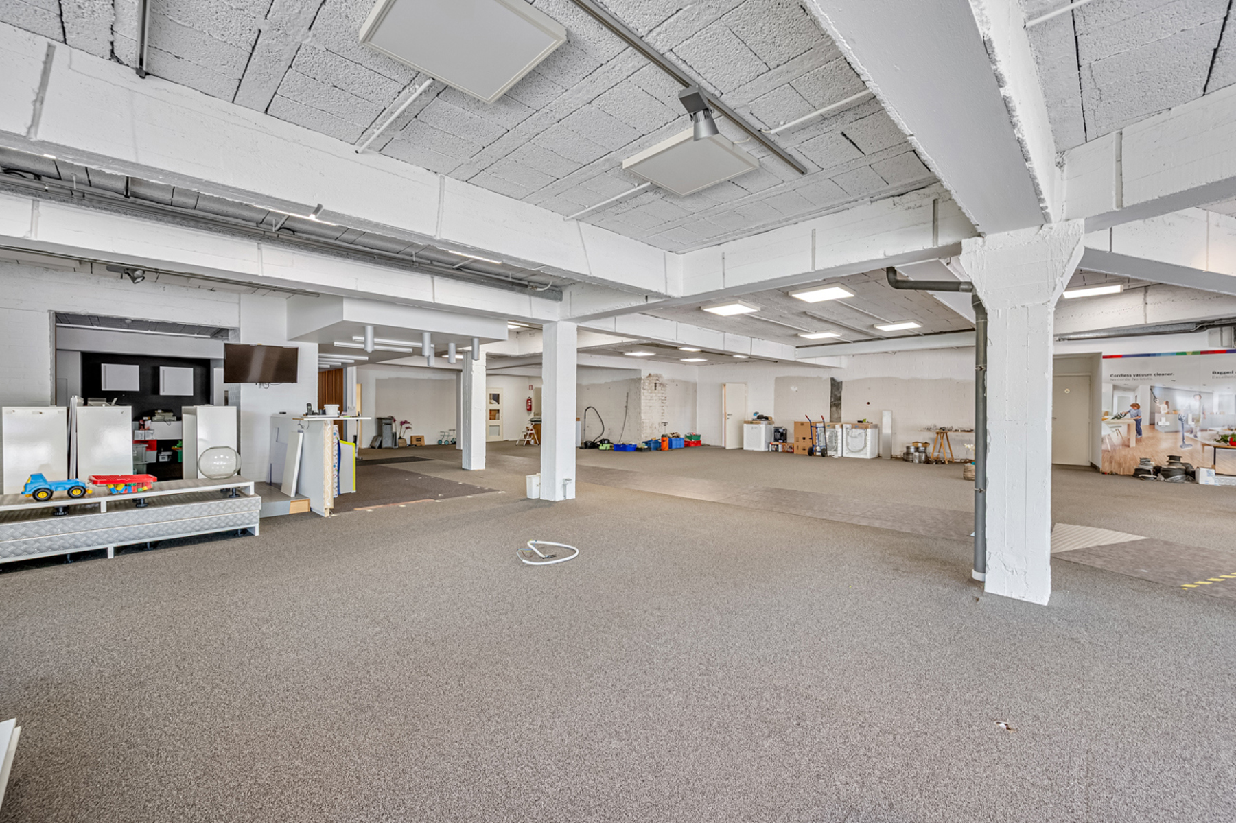 COMMERCIELE RUIMTE + MAGAZIJN380 m2 HANDELSRUIMTE met bureauruimte, kitchenette en toilet+ 52 m2 MAGAZIJN + 53 m2 BUITENRUIMTE/PARKEERPLAATSENGelegen rechtover publieke parking, maakt dit pand zich uitzonderlijk aantrekkelijk voor wie een commerciële ruimte met magazijn (kan ook zonder) wil vinden !In Hulste dorp is dergelijke oppervlakte uitzonderlijk ! U beschikt tevens over een kantoorruimte, keuken en toilet ! En U beschikt over 10.000 W aan zonnepanelen wat heel wat mogelijkheden heeft naar diverse toepassingen ! Ook huren bespreekbaar.Bel voor meer inof : 056/520.780Moena LANGENRAEDTinfo@immoyes.bewww.immoyes.be – foto 4