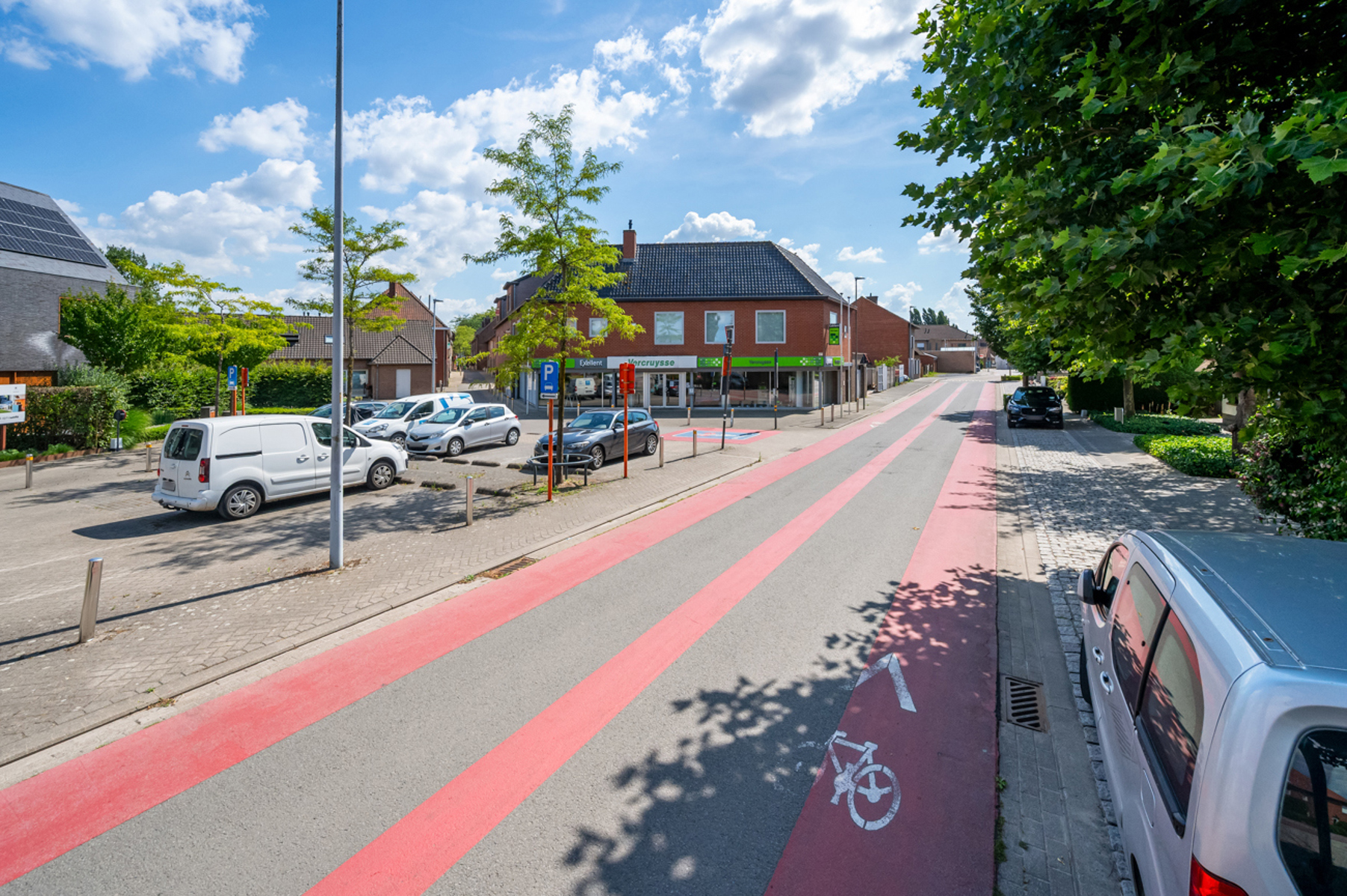 COMMERCIELE RUIMTE + MAGAZIJN380 m2 HANDELSRUIMTE met bureauruimte, kitchenette en toiletGelegen rechtover publieke parking, maakt dit pand zich uitzonderlijk aantrekkelijk voor wie een commerciële ruimte met magazijn (kan ook zonder) wil vinden !In Hulste dorp is dergelijke oppervlakte uitzonderlijk ! U beschikt tevens over een kantoorruimte, keuken en toilet ! En U beschikt over 10.000 W aan zonnepanelen wat heel wat mogelijkheden heeft naar diverse toepassingen ! Ook huren bespreekbaar.Bel voor meer inof : 056/520.780Moena LANGENRAEDTinfo@immoyes.bewww.immoyes.be – foto 1