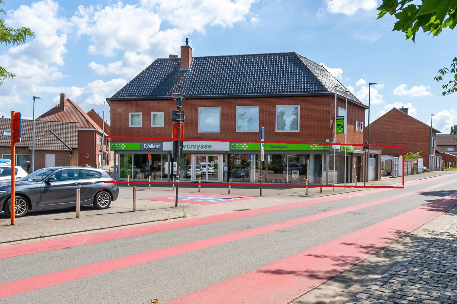 COMMERCIELE RUIMTE + MAGAZIJN380 m2 HANDELSRUIMTE met bureauruimte, kitchenette en toiletGelegen rechtover publieke parking, maakt dit pand zich uitzonderlijk aantrekkelijk voor wie een commerciële ruimte met magazijn (kan ook zonder) wil vinden !In Hulste dorp is dergelijke oppervlakte uitzonderlijk ! U beschikt tevens over een kantoorruimte, keuken en toilet ! En U beschikt over 10.000 W aan zonnepanelen wat heel wat mogelijkheden heeft naar diverse toepassingen ! Ook huren bespreekbaar.Bel voor meer inof : 056/520.780Moena LANGENRAEDTinfo@immoyes.bewww.immoyes.be – foto 2