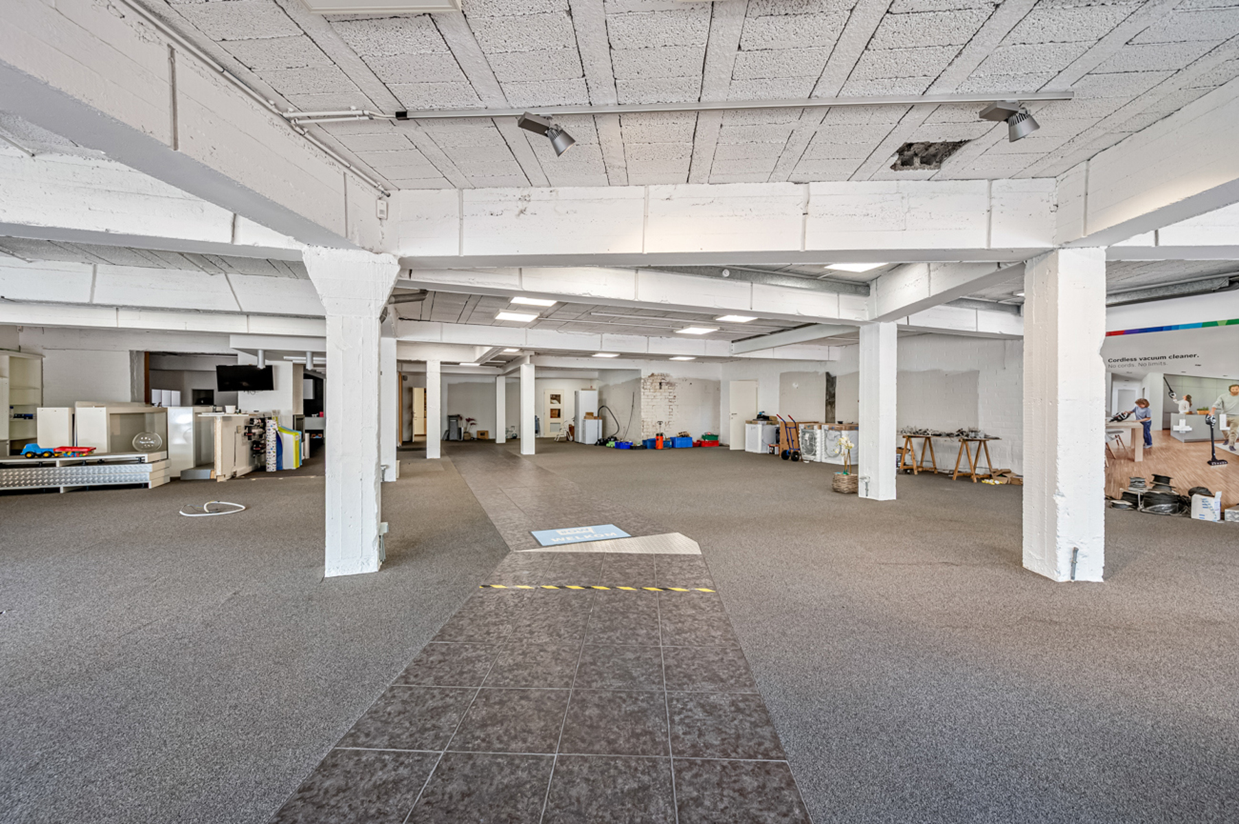 COMMERCIELE RUIMTE + MAGAZIJN380 m2 HANDELSRUIMTE met bureauruimte, kitchenette en toiletGelegen rechtover publieke parking, maakt dit pand zich uitzonderlijk aantrekkelijk voor wie een commerciële ruimte met magazijn (kan ook zonder) wil vinden !In Hulste dorp is dergelijke oppervlakte uitzonderlijk ! U beschikt tevens over een kantoorruimte, keuken en toilet ! En U beschikt over 10.000 W aan zonnepanelen wat heel wat mogelijkheden heeft naar diverse toepassingen ! Ook huren bespreekbaar.Bel voor meer inof : 056/520.780Moena LANGENRAEDTinfo@immoyes.bewww.immoyes.be – foto 4