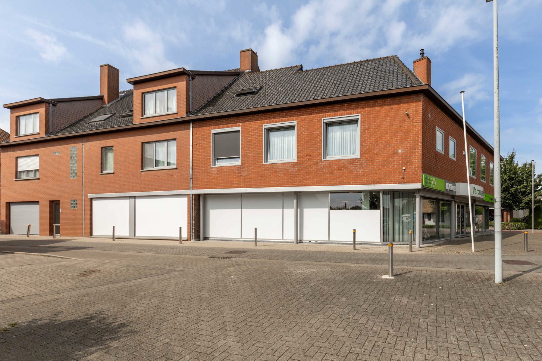 COMMERCIELE RUIMTE + MAGAZIJN380 m2 HANDELSRUIMTE met bureauruimte, kitchenette en toiletGelegen rechtover publieke parking, maakt dit pand zich uitzonderlijk aantrekkelijk voor wie een commerciële ruimte met magazijn (kan ook zonder) wil vinden !In Hulste dorp is dergelijke oppervlakte uitzonderlijk ! U beschikt tevens over een kantoorruimte, keuken en toilet ! En U beschikt over 10.000 W aan zonnepanelen wat heel wat mogelijkheden heeft naar diverse toepassingen ! Ook huren bespreekbaar.Bel voor meer inof : 056/520.780Moena LANGENRAEDTinfo@immoyes.bewww.immoyes.be – foto 3