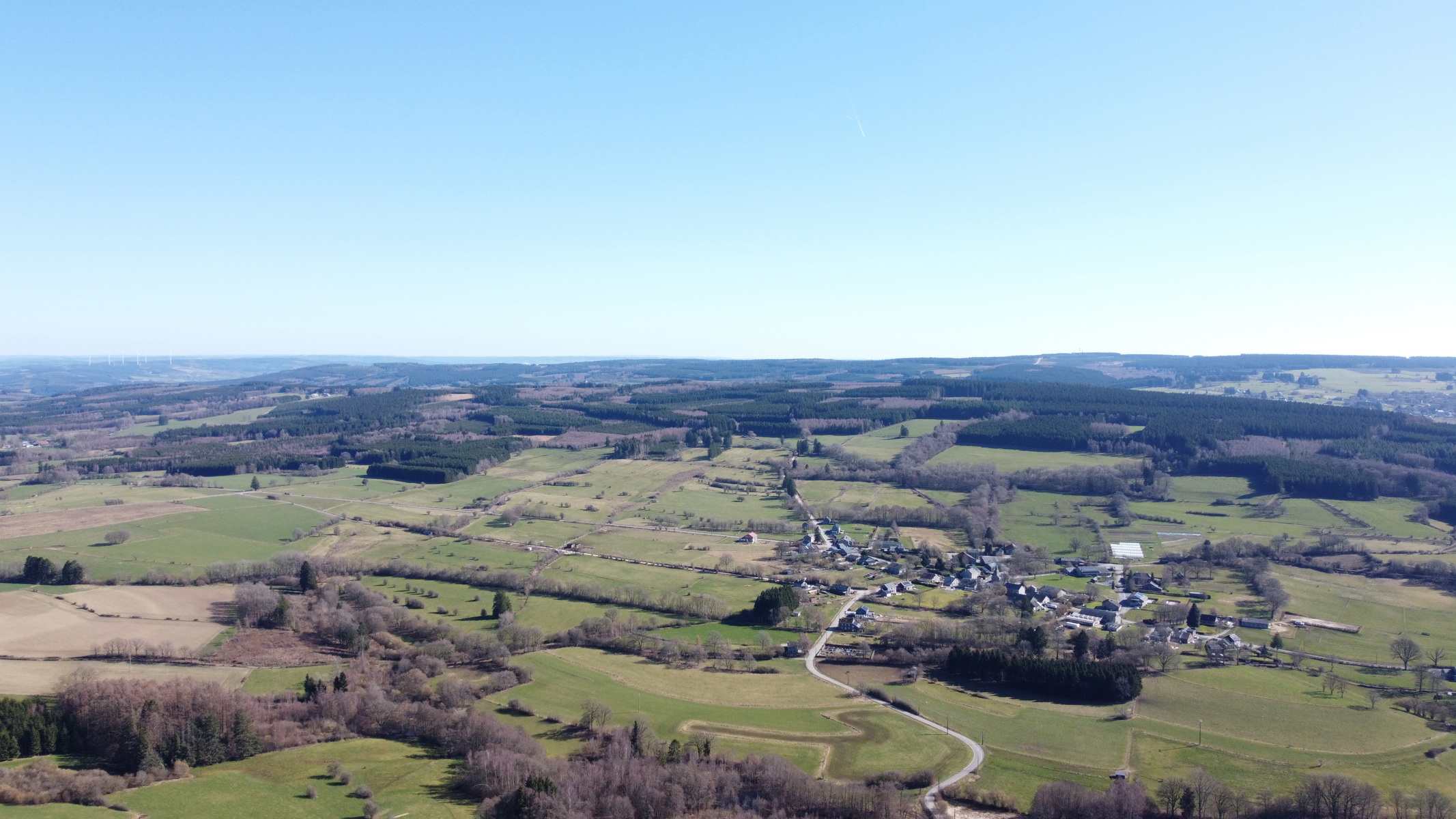 Uitzonderlijk gelegen bouwgrond op zuidgerichte heuvel met panoramisch verzicht, in het charmante Grandmenil (Manhay). – foto 4