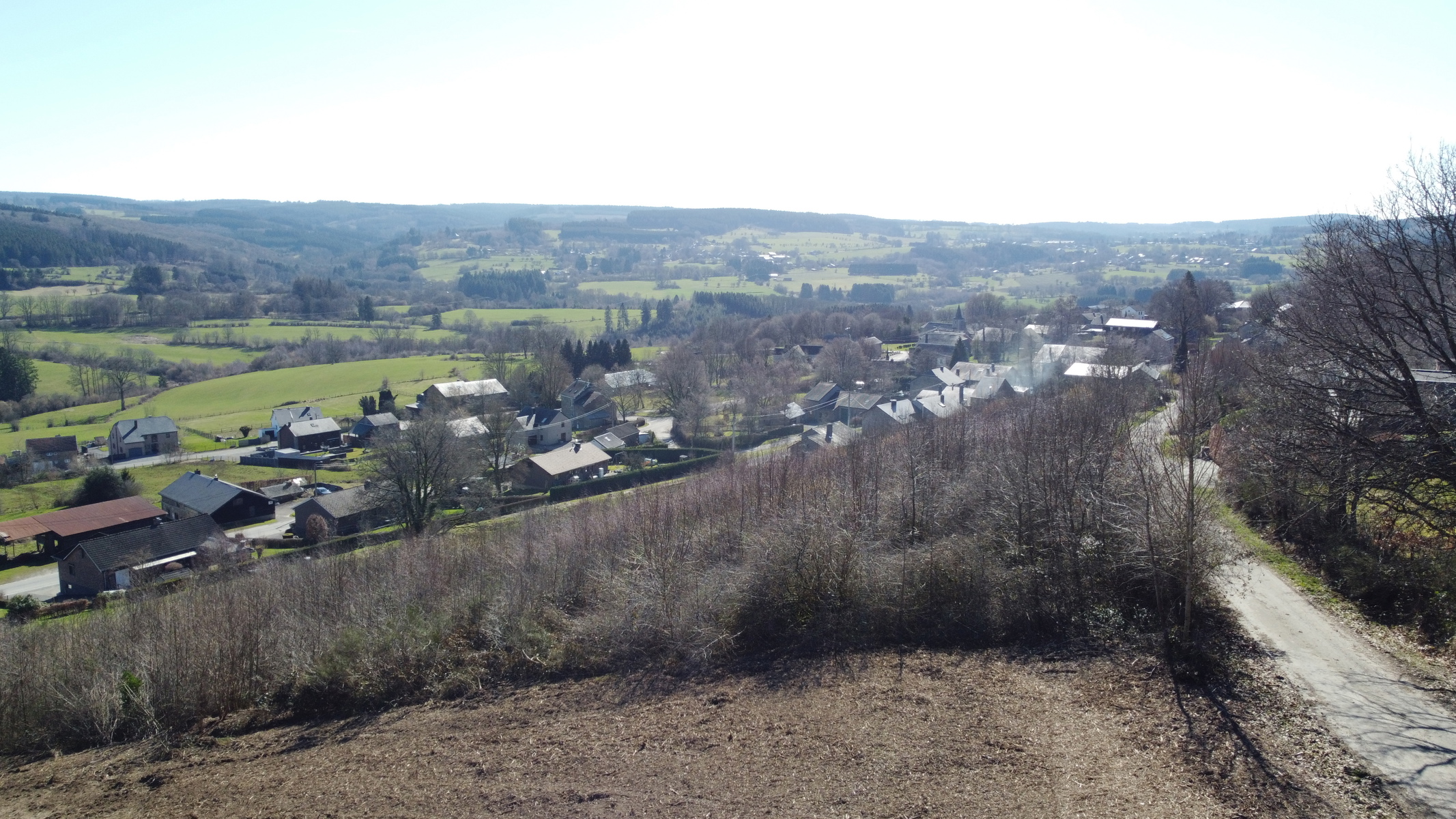 Uitzonderlijk gelegen bouwgrond op zuidgerichte heuvel met panoramisch verzicht, in het charmante Grandmenil (Manhay). – foto 3