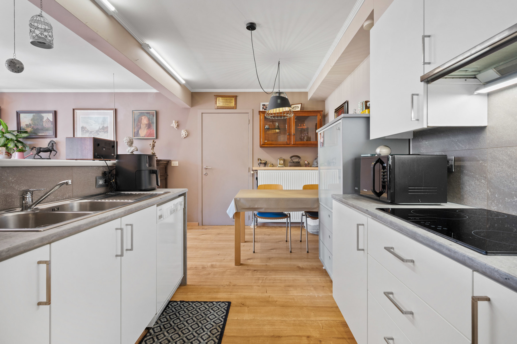 In een kleinschalige residentie, op wandelafstand van de Leieboorden, ontdek je dit lichtrijke en verzorgde 2-slaapkamerappartement waar comfort en een uitstekende ligging perfect samenkomen.Via de inkomhal met apart gastentoilet kom je terecht in de ruime leefruimte met open leefkeuken, dé plek om gezellig te koken, tafelen of gewoon te genieten. Aansluitend vind je een praktische berging die zorgt voor extra opbergruimte.Beide slaapkamers bieden plaats aan een dubbel bed. Momenteel is één kamer ingericht als bureauruimte, ideaal voor wie regelmatig van thuis uit werkt, maar ze laat zich moeiteloos opnieuw omvormen tot volwaardige slaapkamer. Badkamer voorzien van extra toilet, inloopdouche, groot lavabomeubel  ! Als extra troef geniet je van een gezellig terrasje waar je, over de daken heen, uitkijkt richting de Leie. Een heerlijk plekje om de dag te starten met een koffie of rustig af te sluiten.En alsof dat nog niet volstaat, beschik je ook over een ruime private garage met automatische poort. Comfort verzekerd!Een instapklaar appartement op een goede locatie, perfect voor starters, koppels, investeerders of wie zorgeloos wil wonen. Kom zelf ontdekken waarom dit appartement zo'n fijne thuis kan worden!Bel 056/520.780info@immoyes.bewww.immoyes.be – foto 3