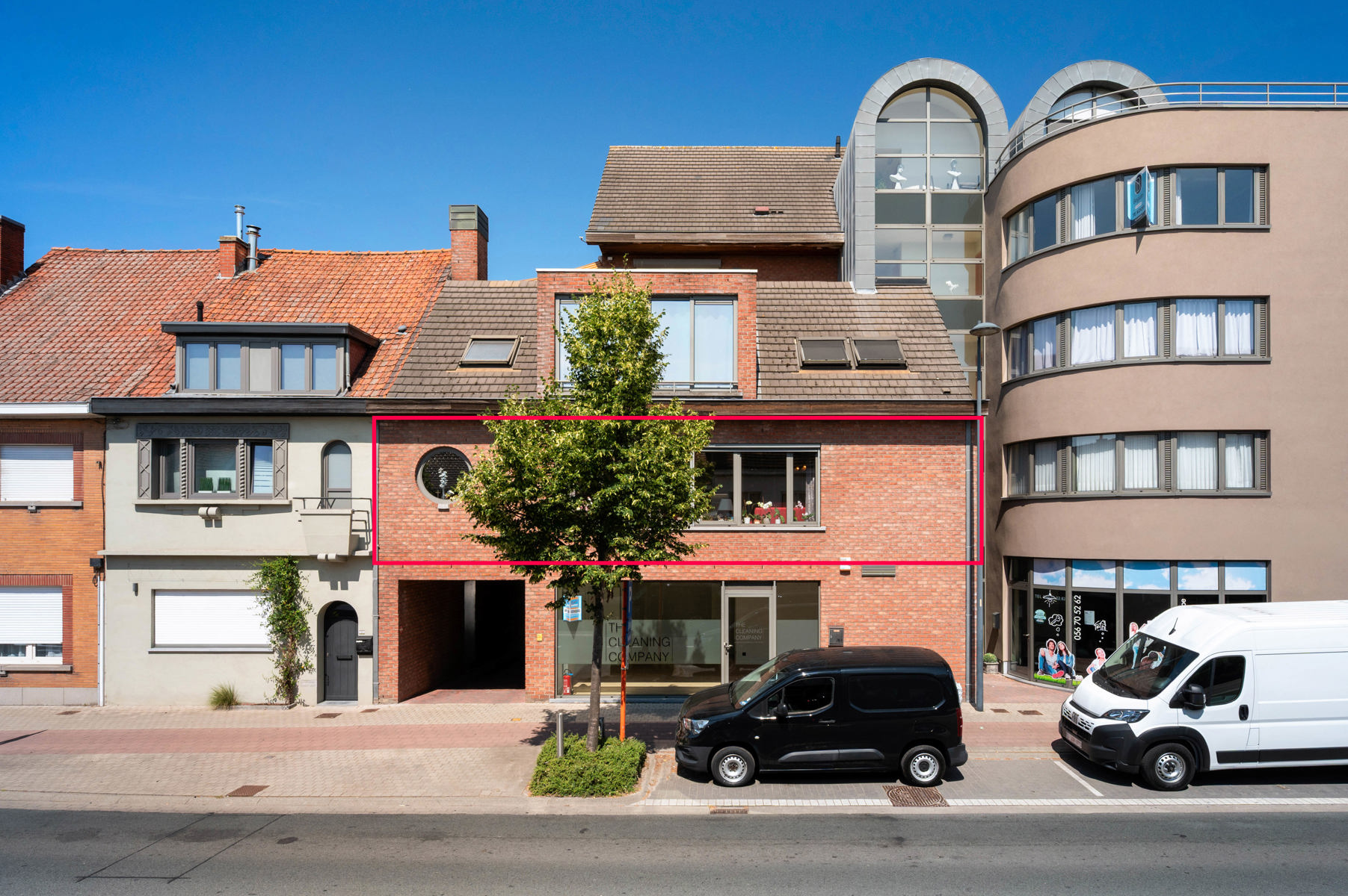 In een kleinschalige residentie, op wandelafstand van de Leieboorden, ontdek je dit lichtrijke en verzorgde 2-slaapkamerappartement waar comfort en een uitstekende ligging perfect samenkomen.Via de inkomhal met apart gastentoilet kom je terecht in de ruime leefruimte met open leefkeuken, dé plek om gezellig te koken, tafelen of gewoon te genieten. Aansluitend vind je een praktische berging die zorgt voor extra opbergruimte.Beide slaapkamers bieden plaats aan een dubbel bed. Momenteel is één kamer ingericht als bureauruimte, ideaal voor wie regelmatig van thuis uit werkt, maar ze laat zich moeiteloos opnieuw omvormen tot volwaardige slaapkamer. Badkamer voorzien van extra toilet, inloopdouche, groot lavabomeubel  ! Als extra troef geniet je van een gezellig terrasje waar je, over de daken heen, uitkijkt richting de Leie. Een heerlijk plekje om de dag te starten met een koffie of rustig af te sluiten.En alsof dat nog niet volstaat, beschik je ook over een ruime private garage met automatische poort. Comfort verzekerd!Een instapklaar appartement op een goede locatie, perfect voor starters, koppels, investeerders of wie zorgeloos wil wonen. Kom zelf ontdekken waarom dit appartement zo'n fijne thuis kan worden!Bel 056/520.780info@immoyes.bewww.immoyes.be – foto 4