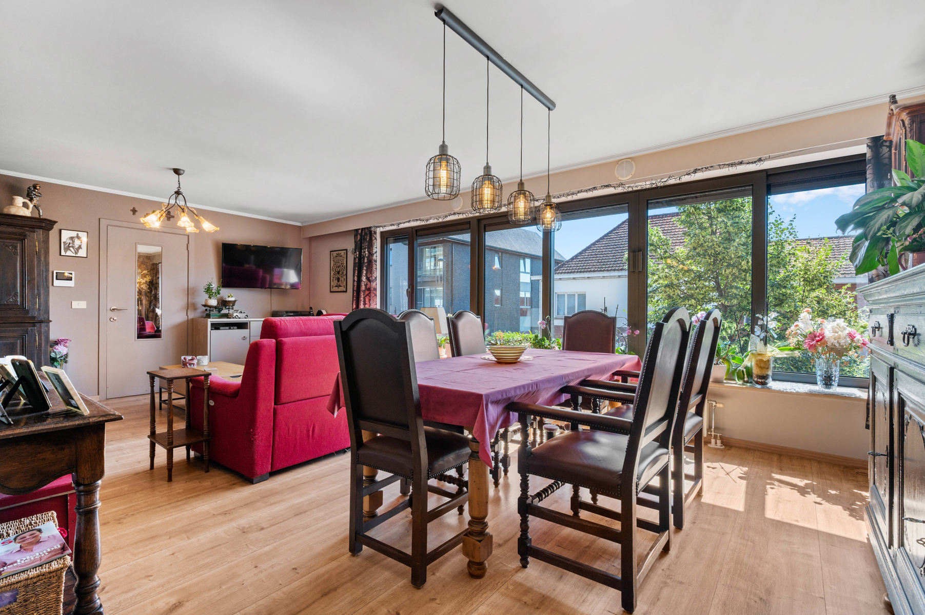 In een kleinschalige residentie, op wandelafstand van de Leieboorden, ontdek je dit lichtrijke en verzorgde 2-slaapkamerappartement waar comfort en een uitstekende ligging perfect samenkomen.Via de inkomhal met apart gastentoilet kom je terecht in de ruime leefruimte met open leefkeuken, dé plek om gezellig te koken, tafelen of gewoon te genieten. Aansluitend vind je een praktische berging die zorgt voor extra opbergruimte.Beide slaapkamers bieden plaats aan een dubbel bed. Momenteel is één kamer ingericht als bureauruimte, ideaal voor wie regelmatig van thuis uit werkt, maar ze laat zich moeiteloos opnieuw omvormen tot volwaardige slaapkamer. Badkamer voorzien van extra toilet, inloopdouche, groot lavabomeubel  ! Als extra troef geniet je van een gezellig terrasje waar je, over de daken heen, uitkijkt richting de Leie. Een heerlijk plekje om de dag te starten met een koffie of rustig af te sluiten.En alsof dat nog niet volstaat, beschik je ook over een ruime private garage met automatische poort. Comfort verzekerd!Een instapklaar appartement op een goede locatie, perfect voor starters, koppels, investeerders of wie zorgeloos wil wonen. Kom zelf ontdekken waarom dit appartement zo'n fijne thuis kan worden!Bel 056/520.780info@immoyes.bewww.immoyes.be – foto 1