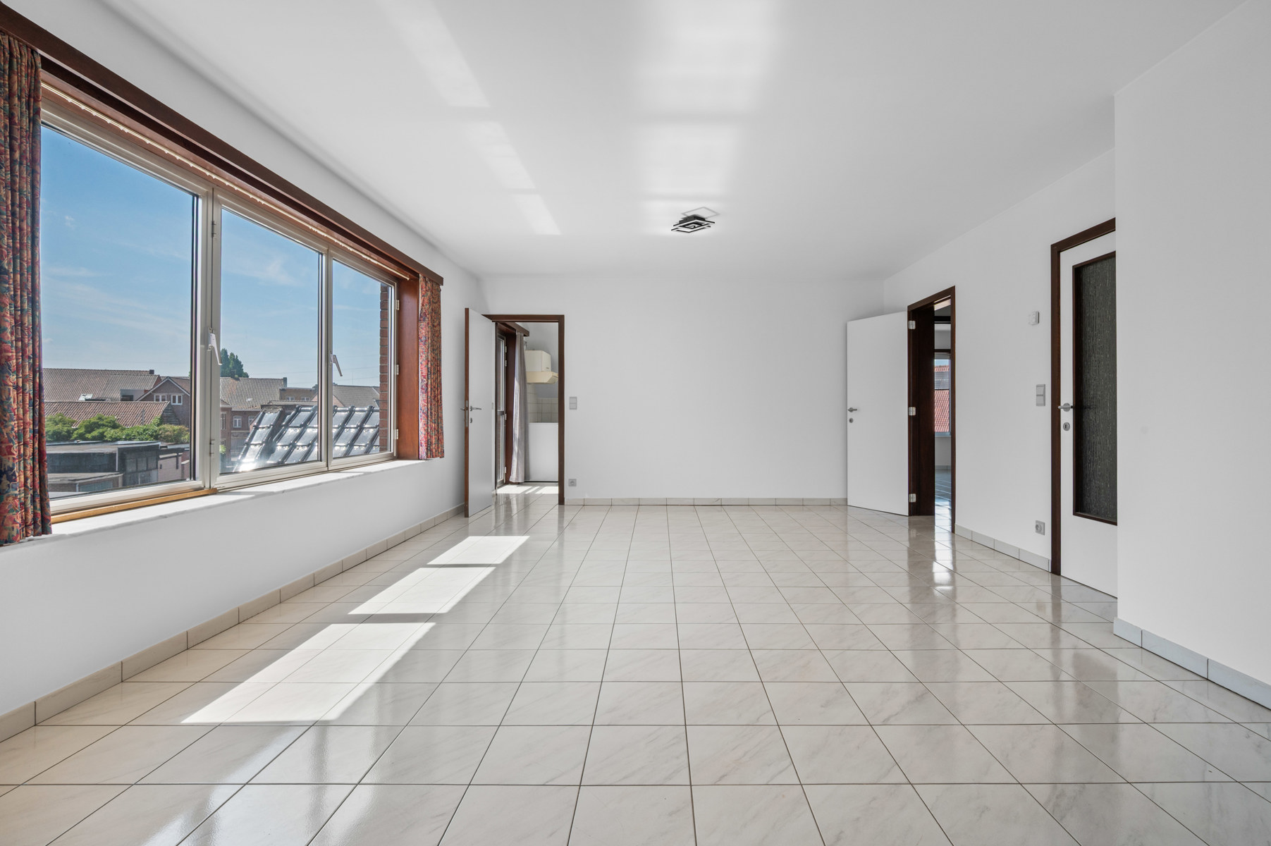In het hart van het immergezellige Hulste, vindt U dit leuke appartement, gelegen in een rustige zijstraat nabij de winkels, bistro's en natuur !Comfortabel en lichtrijk wonen in een kleinschalige residentie met lift !Het appartement omvat inkomhall met toilet en berging.De living springt in het oog door zijn vele lichtinval langs beide hoeken !Met daarnaast een ruime leefkeuken met een gezellig zuidwestgericht en zonovergoten terras waar U de mooiste momenten van de dag zal beleven !Badkamer is voorzien van ligbad met douchescherm en lavabomeubel. Zeer ruime en rustiggelegen slaapkamer aan achterzijde van het gebouw en raam voorzien van elekrisch rolluik !Mogelijkheid tot aankoop garage met bijhorende staanplaats ervoor (aankoop garage niet verplicht, maar bij aankoop appartement+ garage is (gunst)prijs garage met staanplaats : 20.000 euro) !Bel voor info naar : 056/520.780info@immoyes.bewww.immoyes.be – foto 1