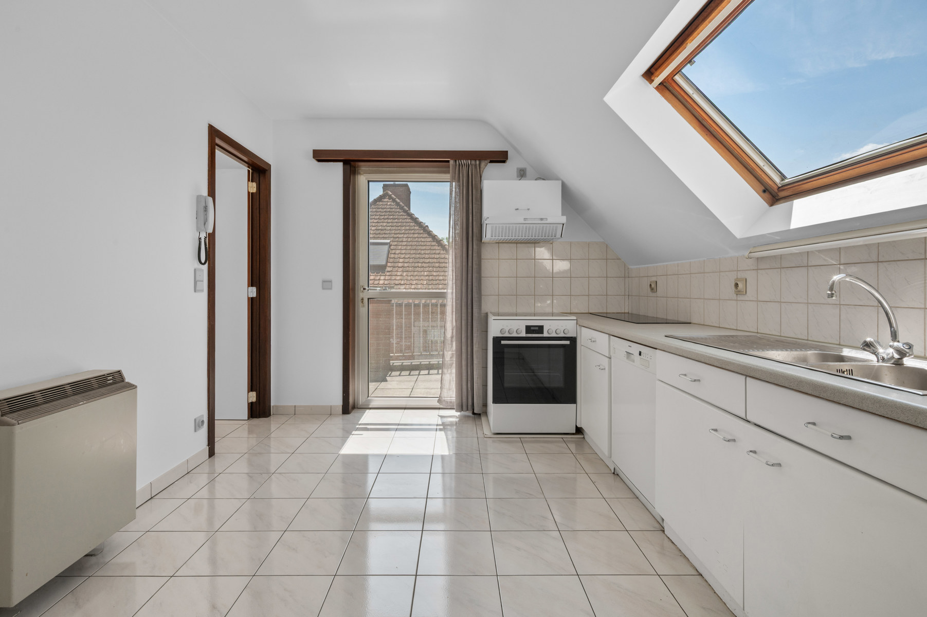 In het hart van het immergezellige Hulste, vindt U dit leuke appartement, gelegen in een rustige zijstraat nabij de winkels, bistro's en natuur !Comfortabel en lichtrijk wonen in een kleinschalige residentie met lift !Het appartement omvat inkomhall met toilet en berging.De living springt in het oog door zijn vele lichtinval langs beide hoeken !Met daarnaast een ruime leefkeuken met een gezellig zuidwestgericht en zonovergoten terras waar U de mooiste momenten van de dag zal beleven !Badkamer is voorzien van ligbad met douchescherm en lavabomeubel. Zeer ruime en rustiggelegen slaapkamer aan achterzijde van het gebouw en raam voorzien van elekrisch rolluik !Mogelijkheid tot aankoop garage met bijhorende staanplaats ervoor (aankoop garage niet verplicht, maar bij aankoop appartement+ garage is (gunst)prijs garage met staanplaats : 20.000 euro) !Bel voor info naar : 056/520.780info@immoyes.bewww.immoyes.be – foto 4