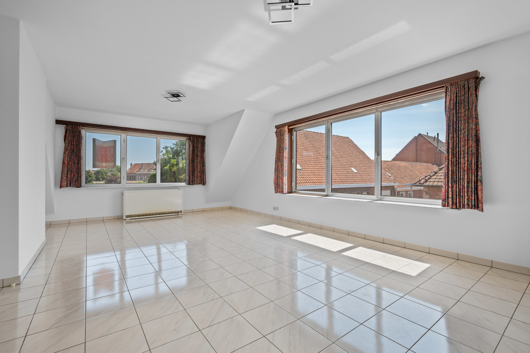 In het hart van het immergezellige Hulste, vindt U dit leuke appartement, gelegen in een rustige zijstraat nabij de winkels, bistro's en natuur !Comfortabel en lichtrijk wonen in een kleinschalige residentie met lift !Het appartement omvat inkomhall met toilet en berging.De living springt in het oog door zijn vele lichtinval langs beide hoeken !Met daarnaast een ruime leefkeuken met een gezellig zuidwestgericht en zonovergoten terras waar U de mooiste momenten van de dag zal beleven !Badkamer is voorzien van ligbad met douchescherm en lavabomeubel. Zeer ruime en rustiggelegen slaapkamer aan achterzijde van het gebouw en raam voorzien van elekrisch rolluik !Mogelijkheid tot aankoop garage met bijhorende staanplaats ervoor (aankoop garage niet verplicht, maar bij aankoop appartement+ garage is (gunst)prijs garage met staanplaats : 20.000 euro) !Bel voor info naar : 056/520.780info@immoyes.bewww.immoyes.be – foto 3