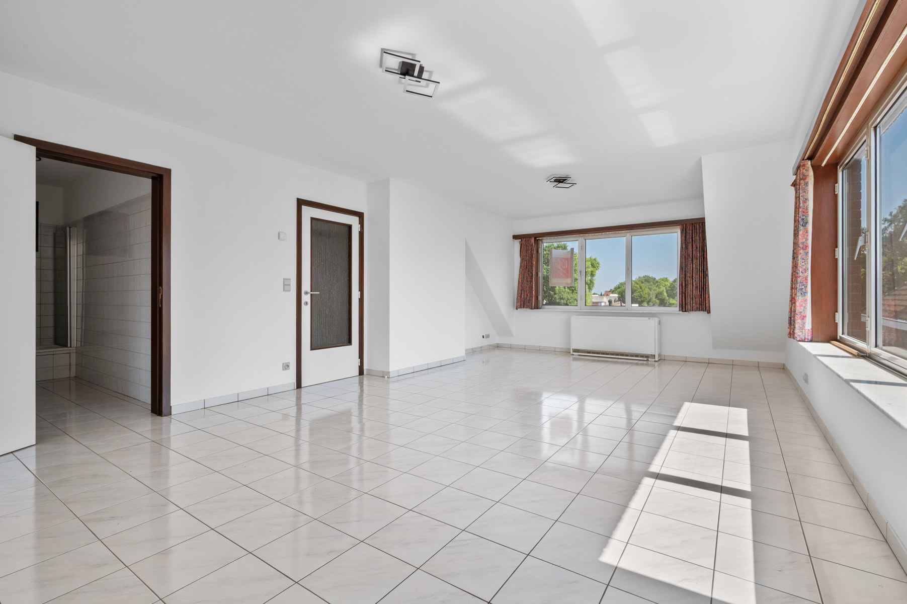 In het hart van het immergezellige Hulste, vindt U dit leuke appartement, gelegen in een rustige zijstraat nabij de winkels, bistro's en natuur !Comfortabel en lichtrijk wonen in een kleinschalige residentie met lift !Het appartement omvat inkomhall met toilet en berging.De living springt in het oog door zijn vele lichtinval langs beide hoeken !Met daarnaast een ruime leefkeuken met een gezellig zuidwestgericht en zonovergoten terras waar U de mooiste momenten van de dag zal beleven !Badkamer is voorzien van ligbad met douchescherm en lavabomeubel. Zeer ruime en rustiggelegen slaapkamer aan achterzijde van het gebouw en raam voorzien van elekrisch rolluik !Mogelijkheid tot aankoop garage met bijhorende staanplaats ervoor (aankoop garage niet verplicht, maar bij aankoop appartement+ garage is (gunst)prijs garage met staanplaats : 20.000 euro) !Bel voor info naar : 056/520.780info@immoyes.bewww.immoyes.be – foto 2